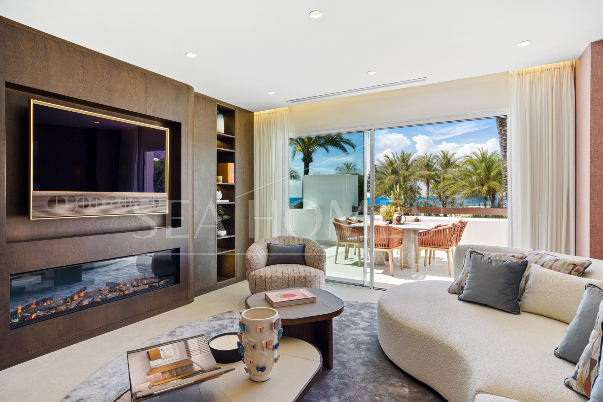 Luxury three bedroom, south west facing, first floor apartment in one of the most exclusive frontline beach communities Palm Beach, Los Monteros