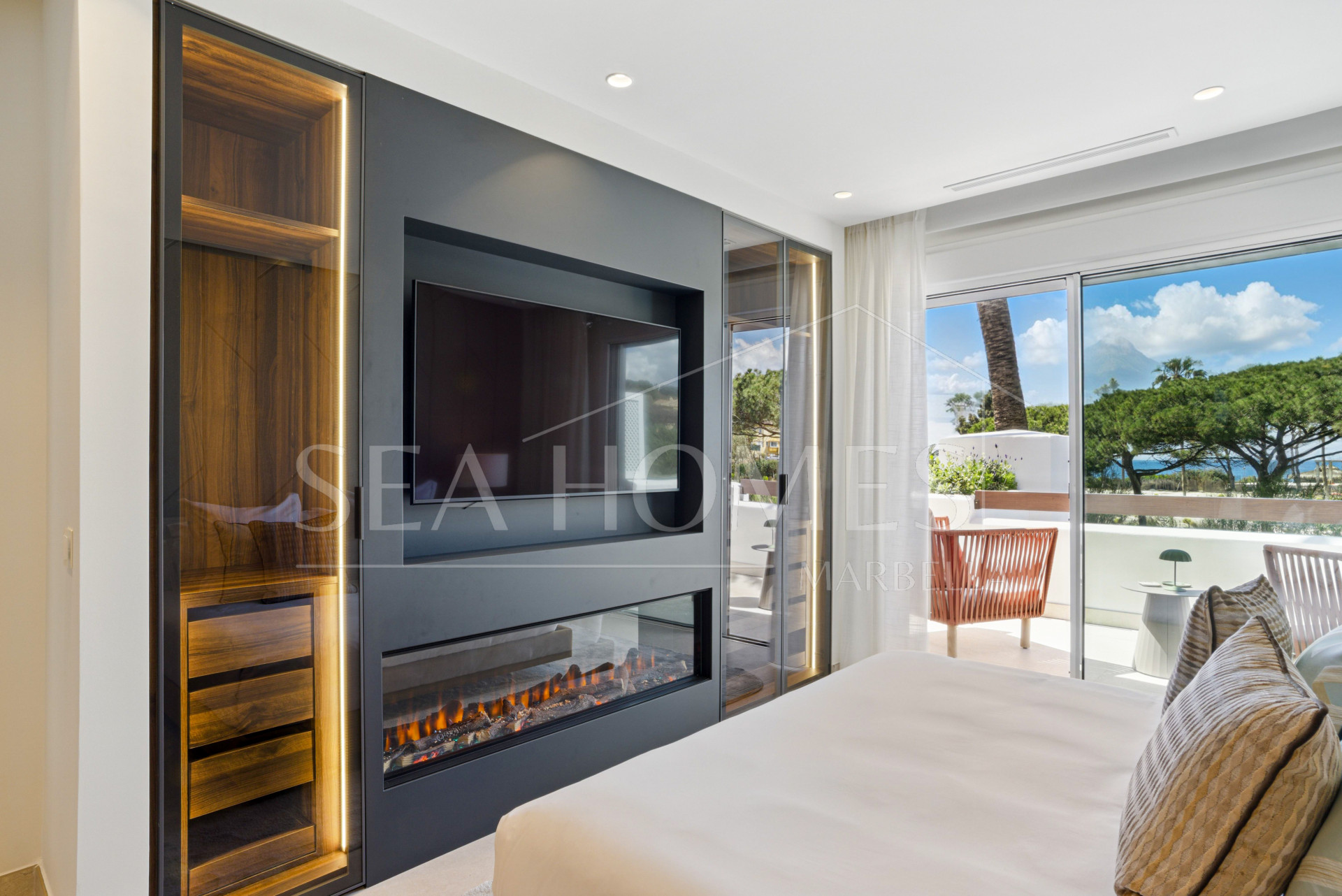 Luxury three bedroom, south west facing, first floor apartment in one of the most exclusive frontline beach communities Palm Beach, Los Monteros