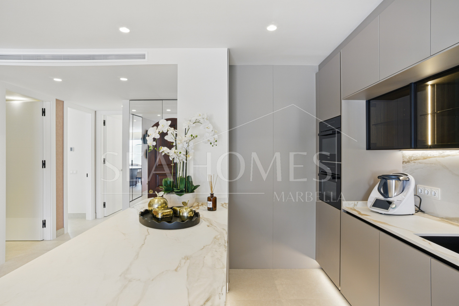 Luxury three bedroom, south west facing, first floor apartment in one of the most exclusive frontline beach communities Palm Beach, Los Monteros