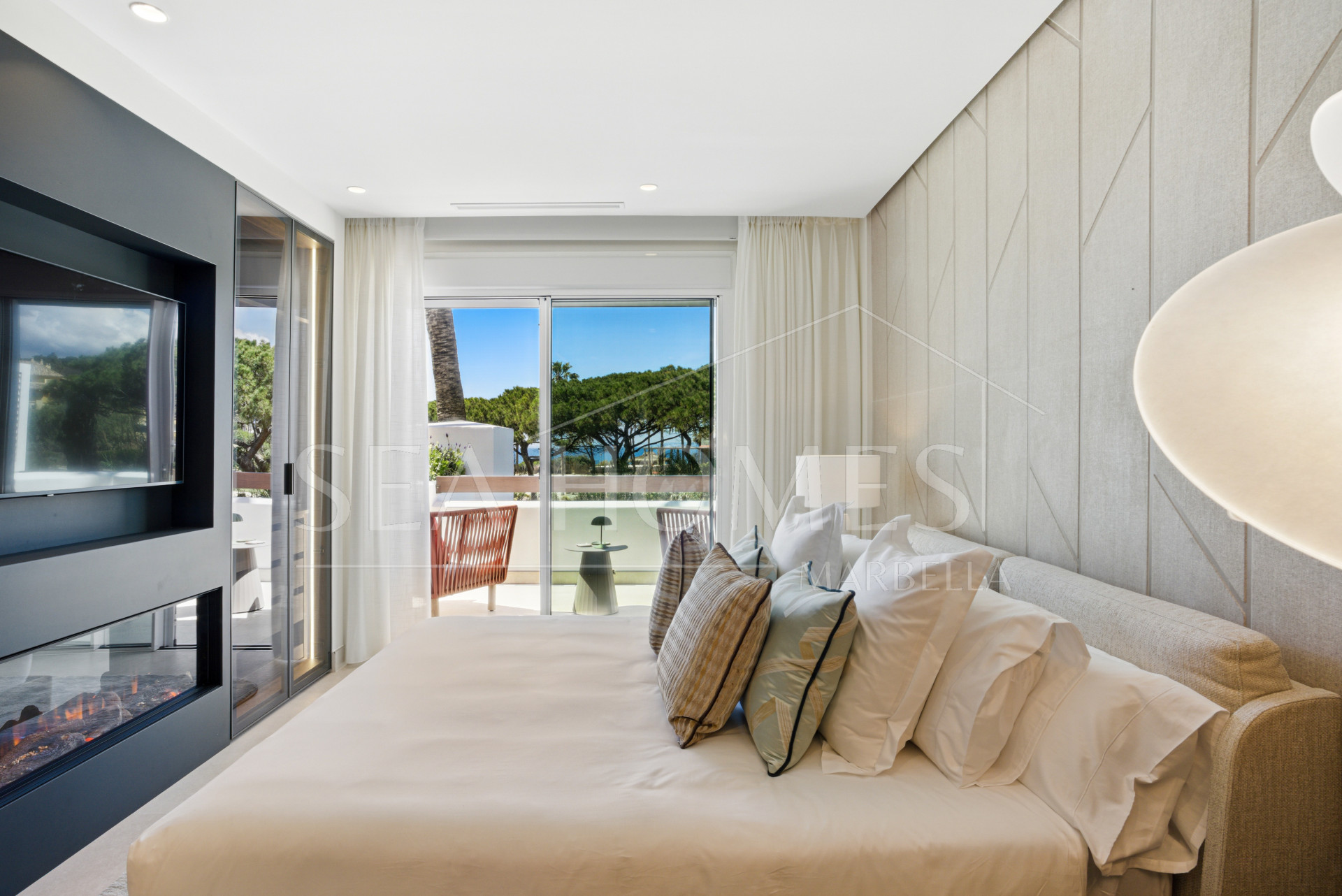 Luxury three bedroom, south west facing, first floor apartment in one of the most exclusive frontline beach communities Palm Beach, Los Monteros
