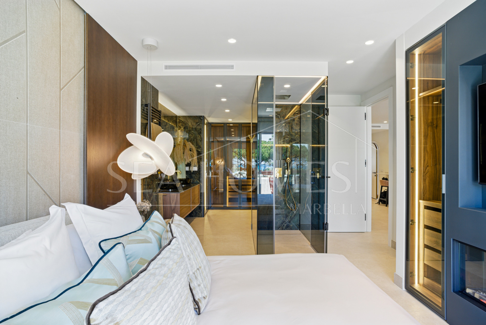 Luxury three bedroom, south west facing, first floor apartment in one of the most exclusive frontline beach communities Palm Beach, Los Monteros
