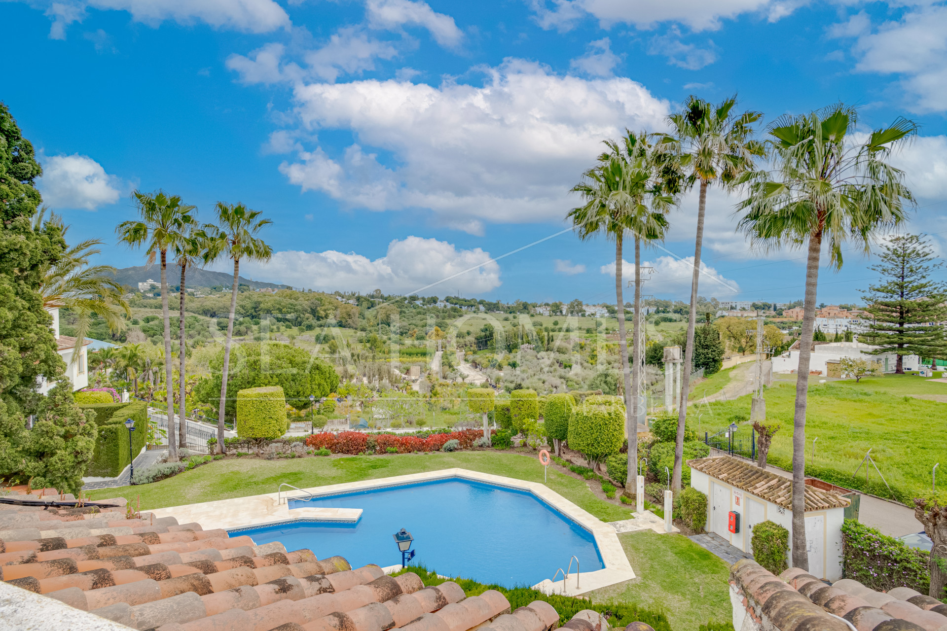 Wonderful three bedroom townhouse with sea views, located in Bel Air, Estepona