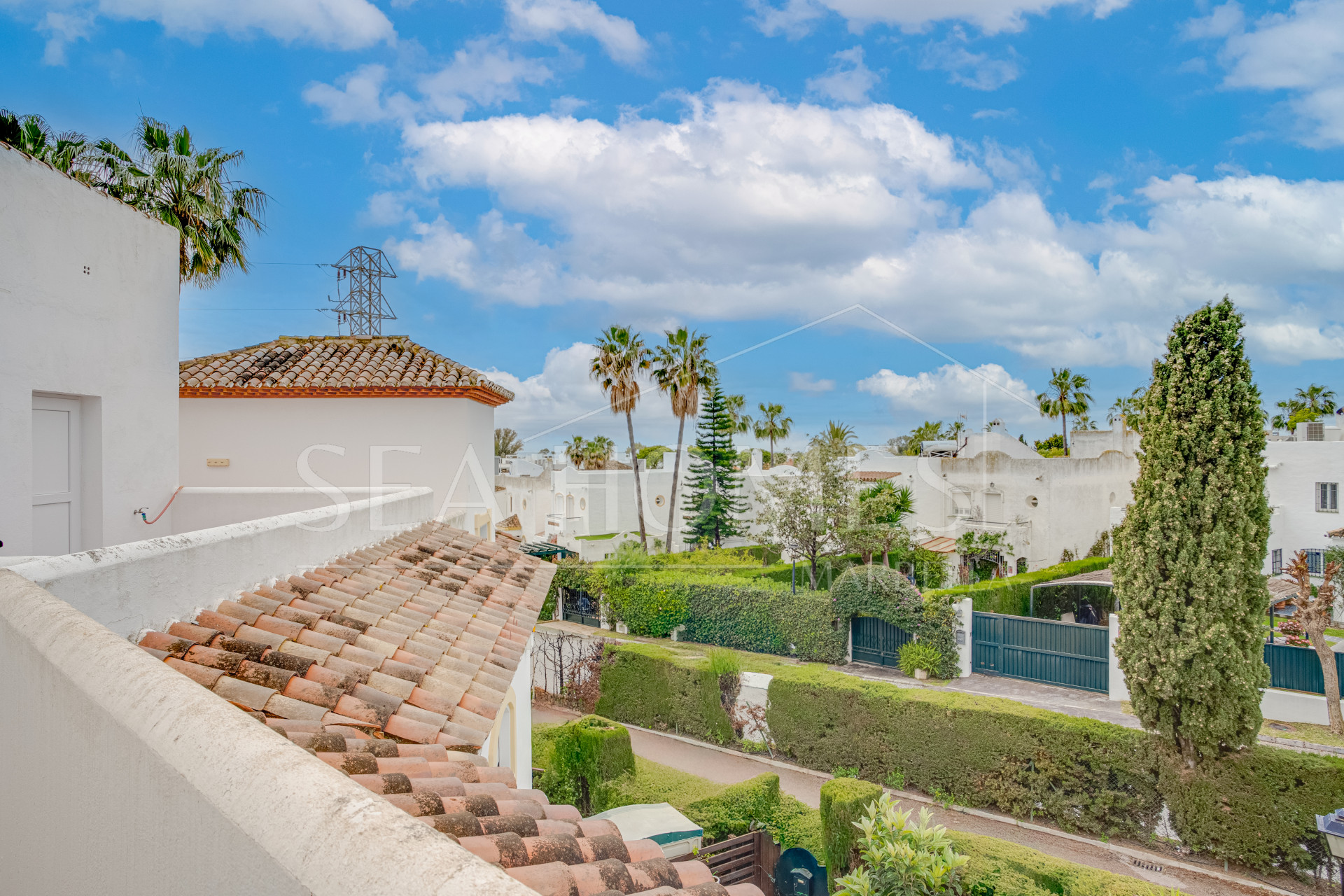 Wonderful three bedroom townhouse with sea views, located in Bel Air, Estepona
