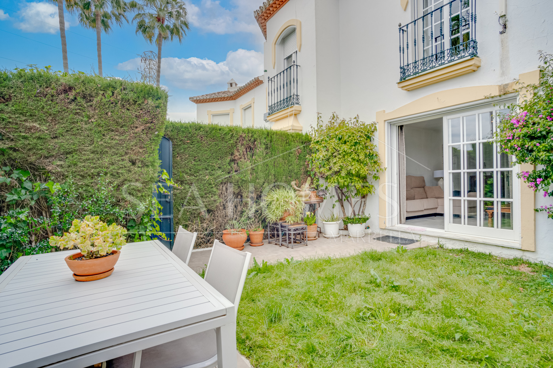 Wonderful three bedroom townhouse with sea views, located in Bel Air, Estepona
