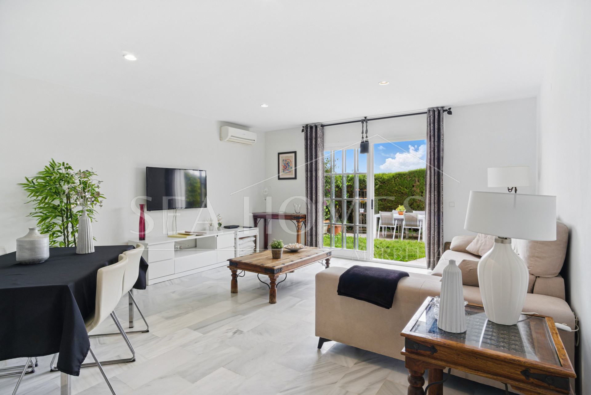 Wonderful three bedroom townhouse with sea views, located in Bel Air, Estepona