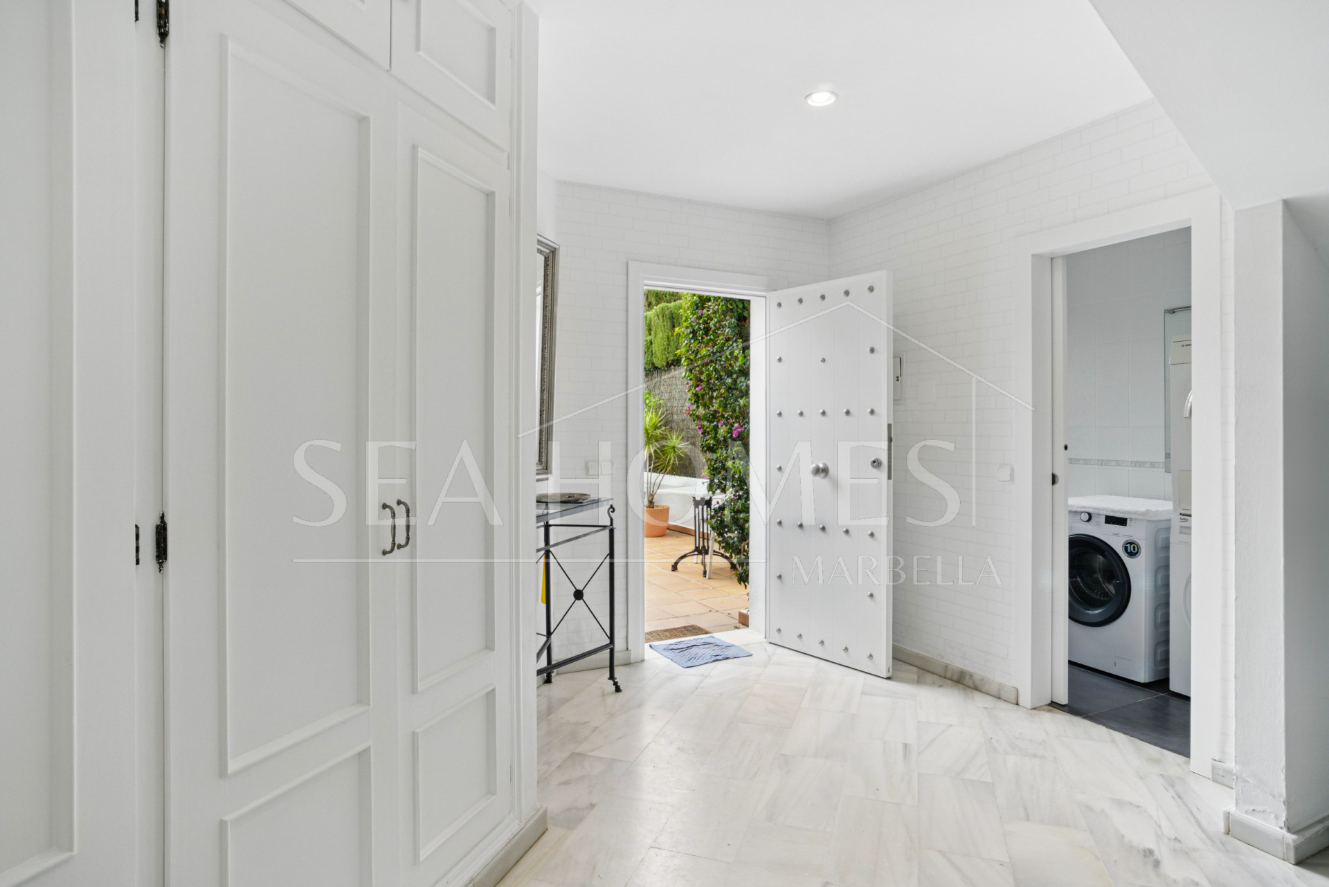 Wonderful three bedroom townhouse with sea views, located in Bel Air, Estepona