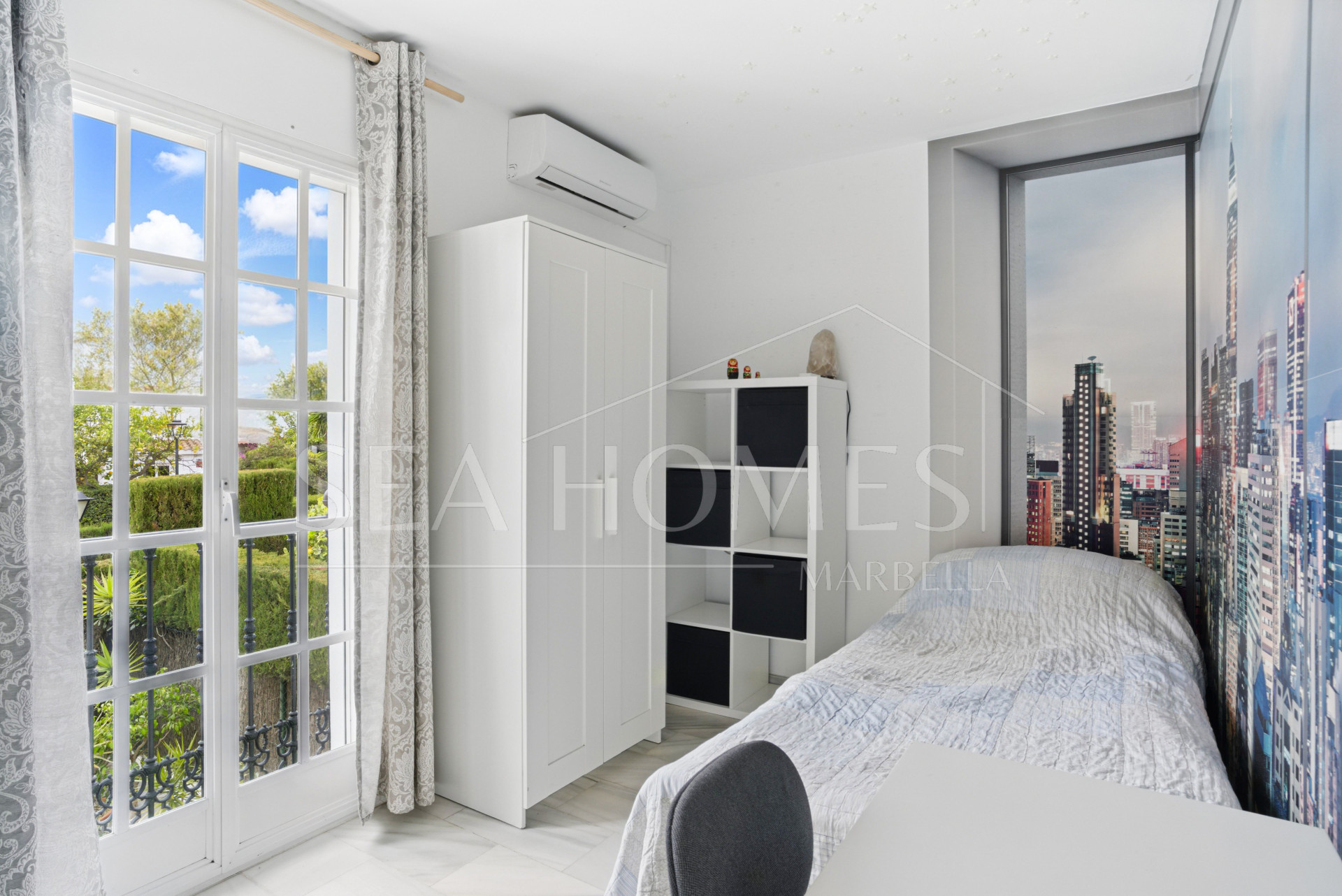 Wonderful three bedroom townhouse with sea views, located in Bel Air, Estepona