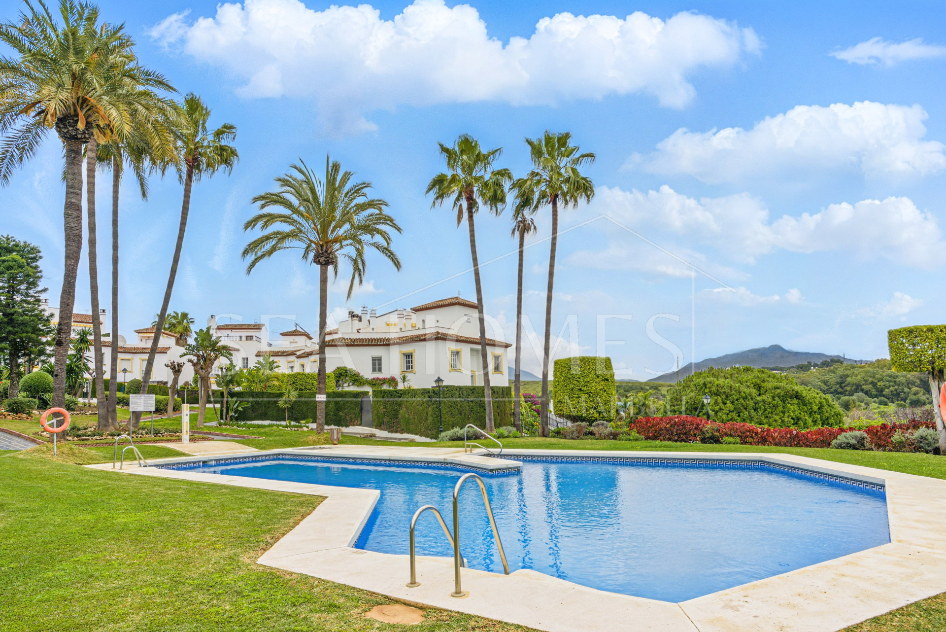 Wonderful three bedroom townhouse with sea views, located in Bel Air, Estepona