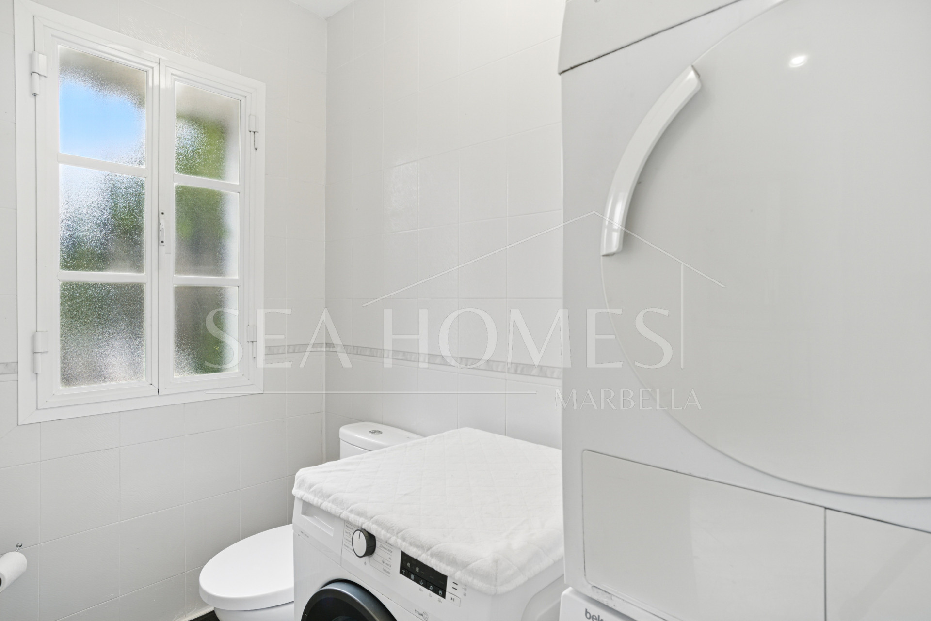 Wonderful three bedroom townhouse with sea views, located in Bel Air, Estepona