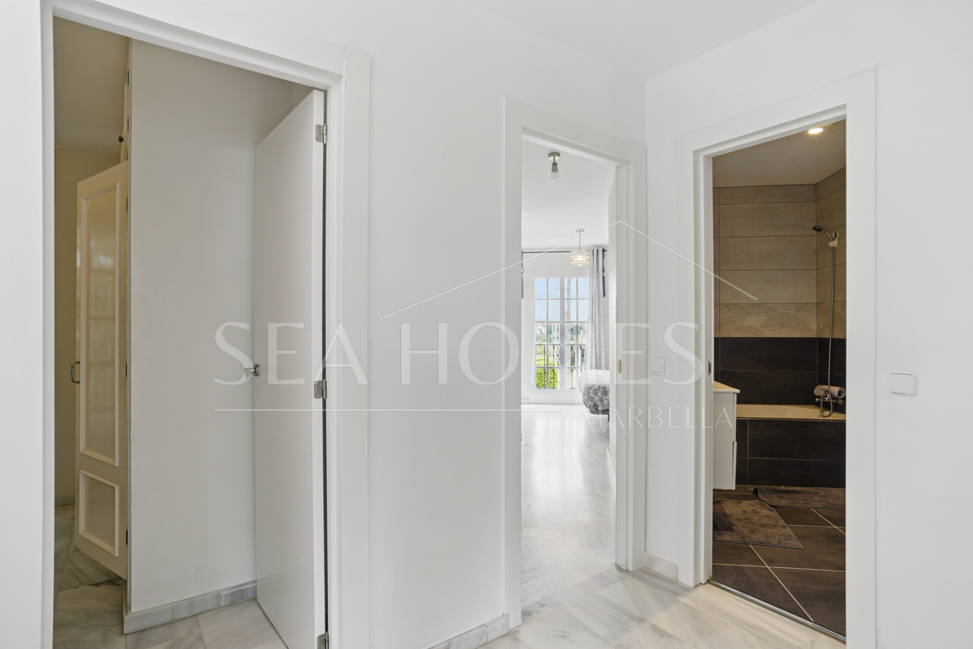 Wonderful three bedroom townhouse with sea views, located in Bel Air, Estepona