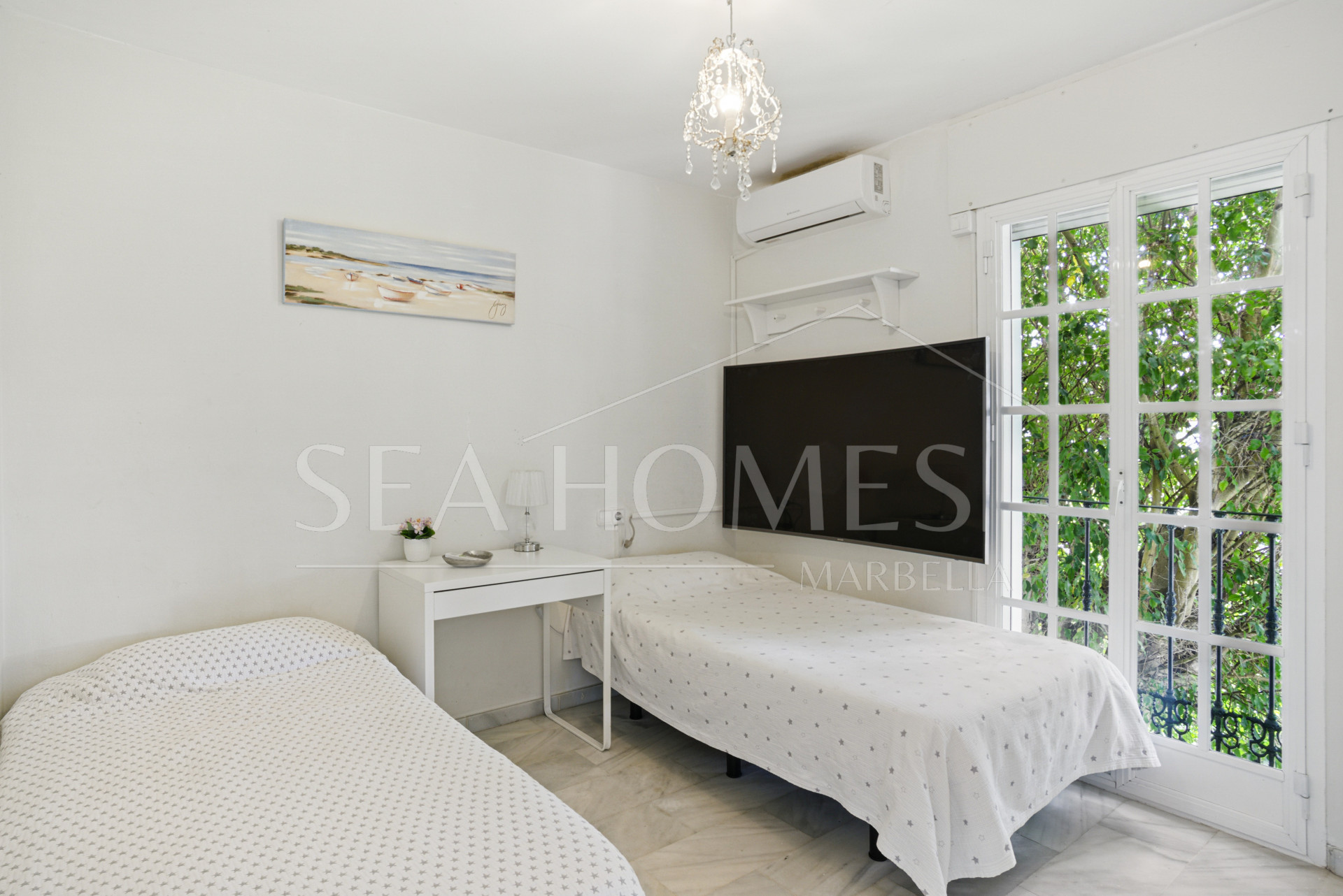Wonderful three bedroom townhouse with sea views, located in Bel Air, Estepona