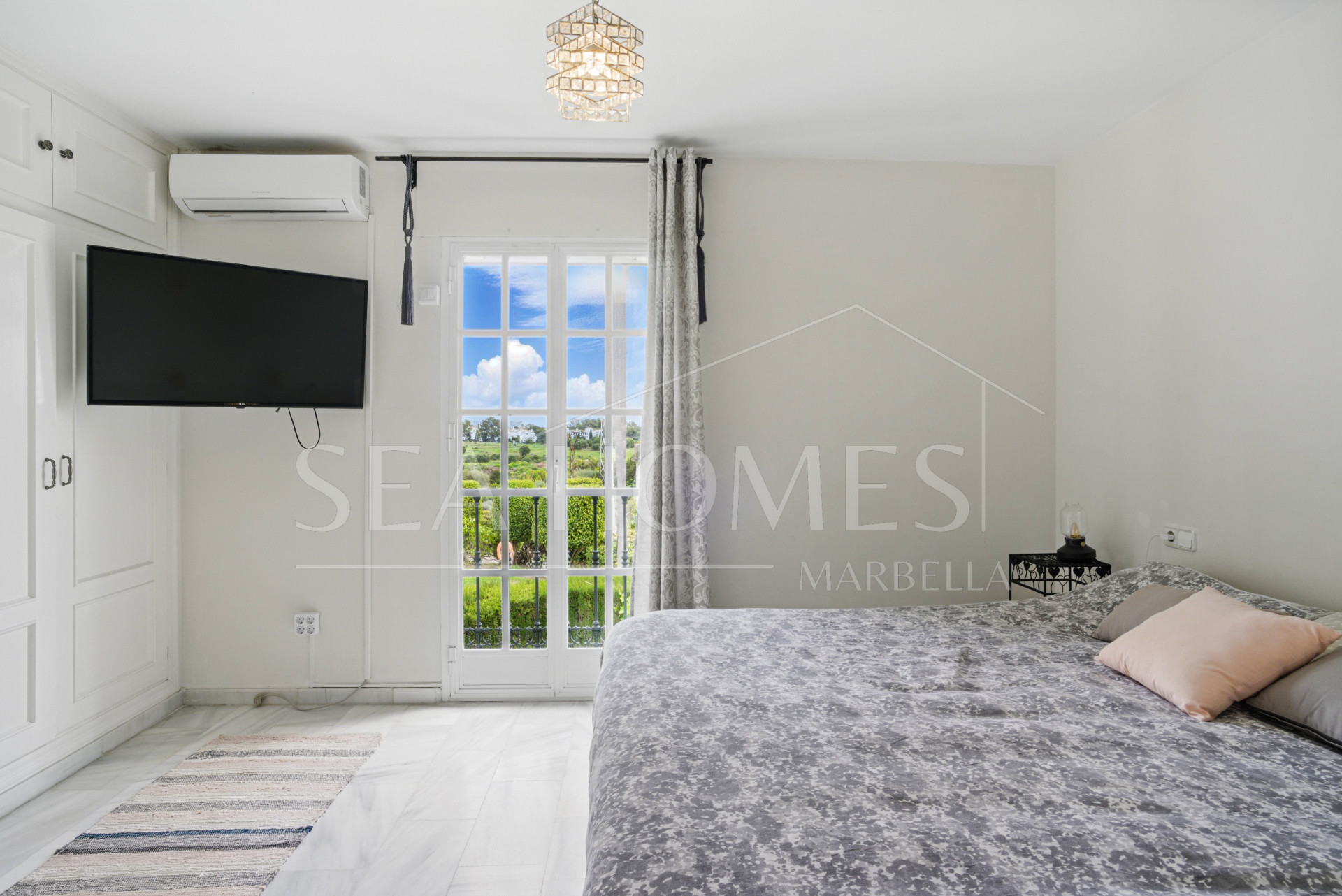 Wonderful three bedroom townhouse with sea views, located in Bel Air, Estepona