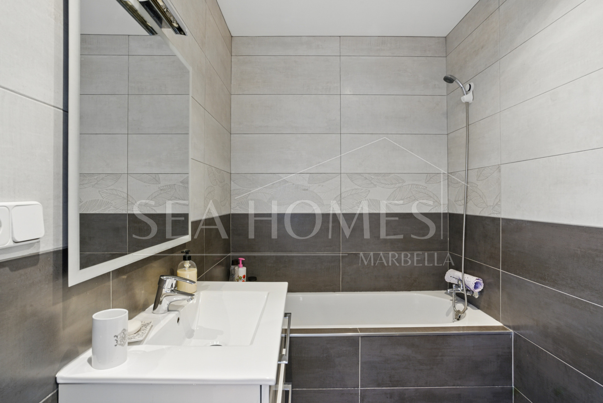 Wonderful three bedroom townhouse with sea views, located in Bel Air, Estepona