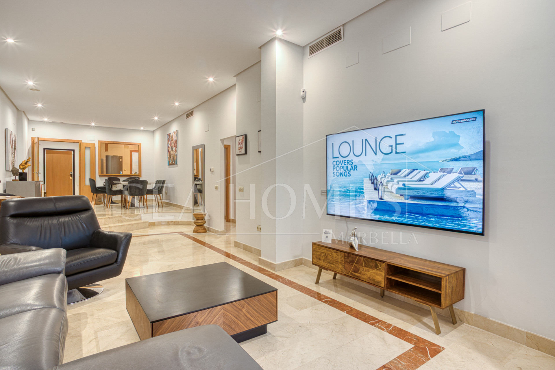 Fantastic west-facing three-bedroom apartment in Las Mimosas Beach Gardens, Nueva Andalucía.