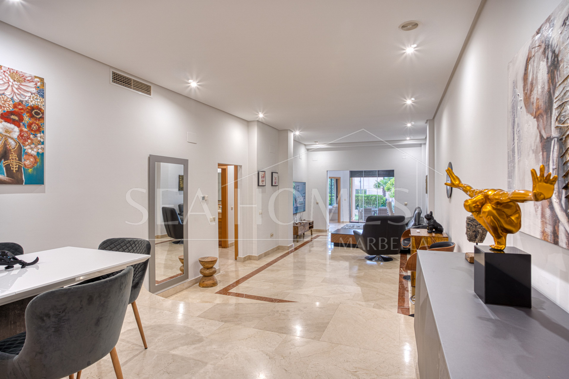 Fantastic west-facing three-bedroom apartment in Las Mimosas Beach Gardens, Nueva Andalucía.