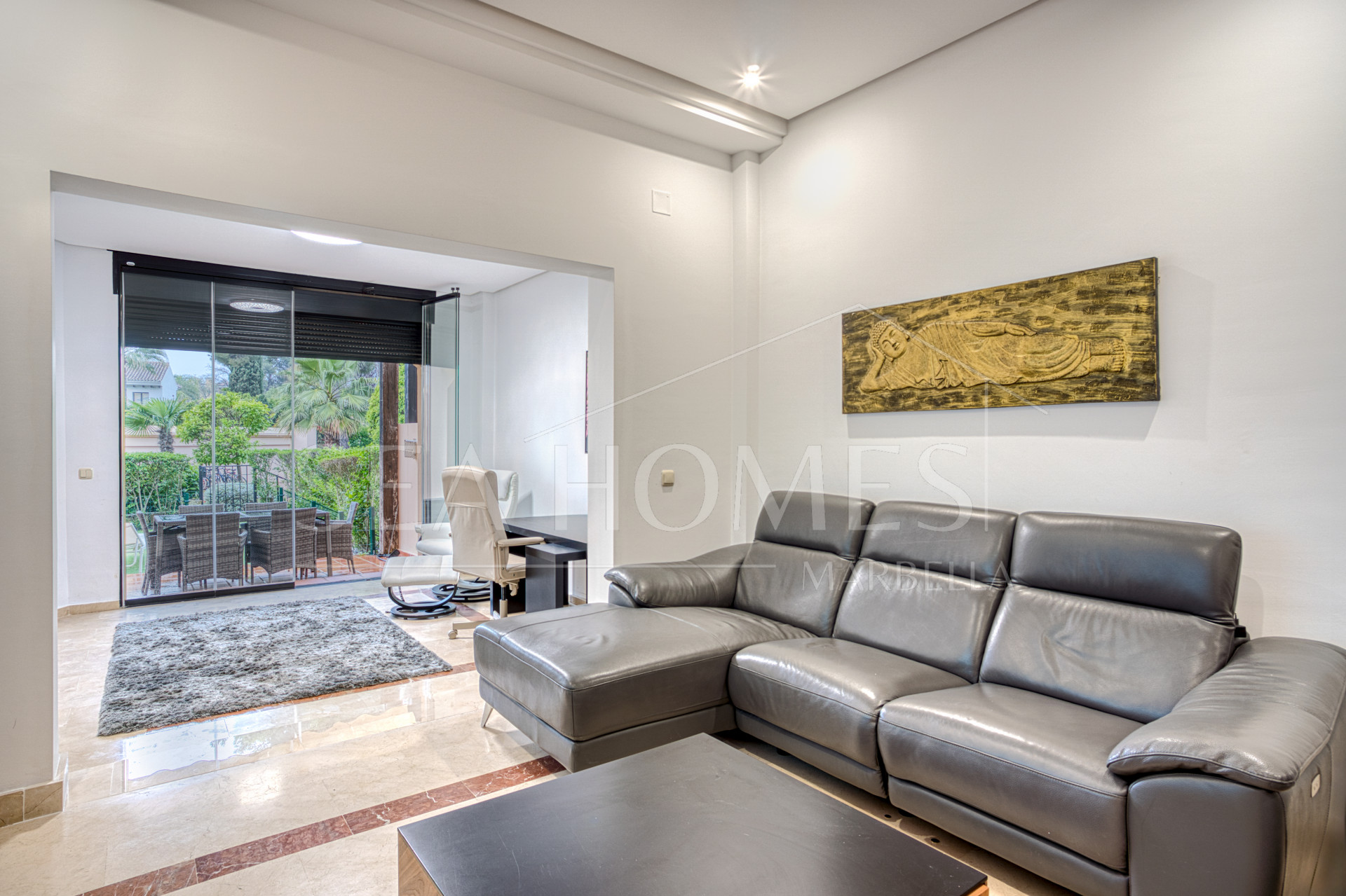 Fantastic west-facing three-bedroom apartment in Las Mimosas Beach Gardens, Nueva Andalucía.