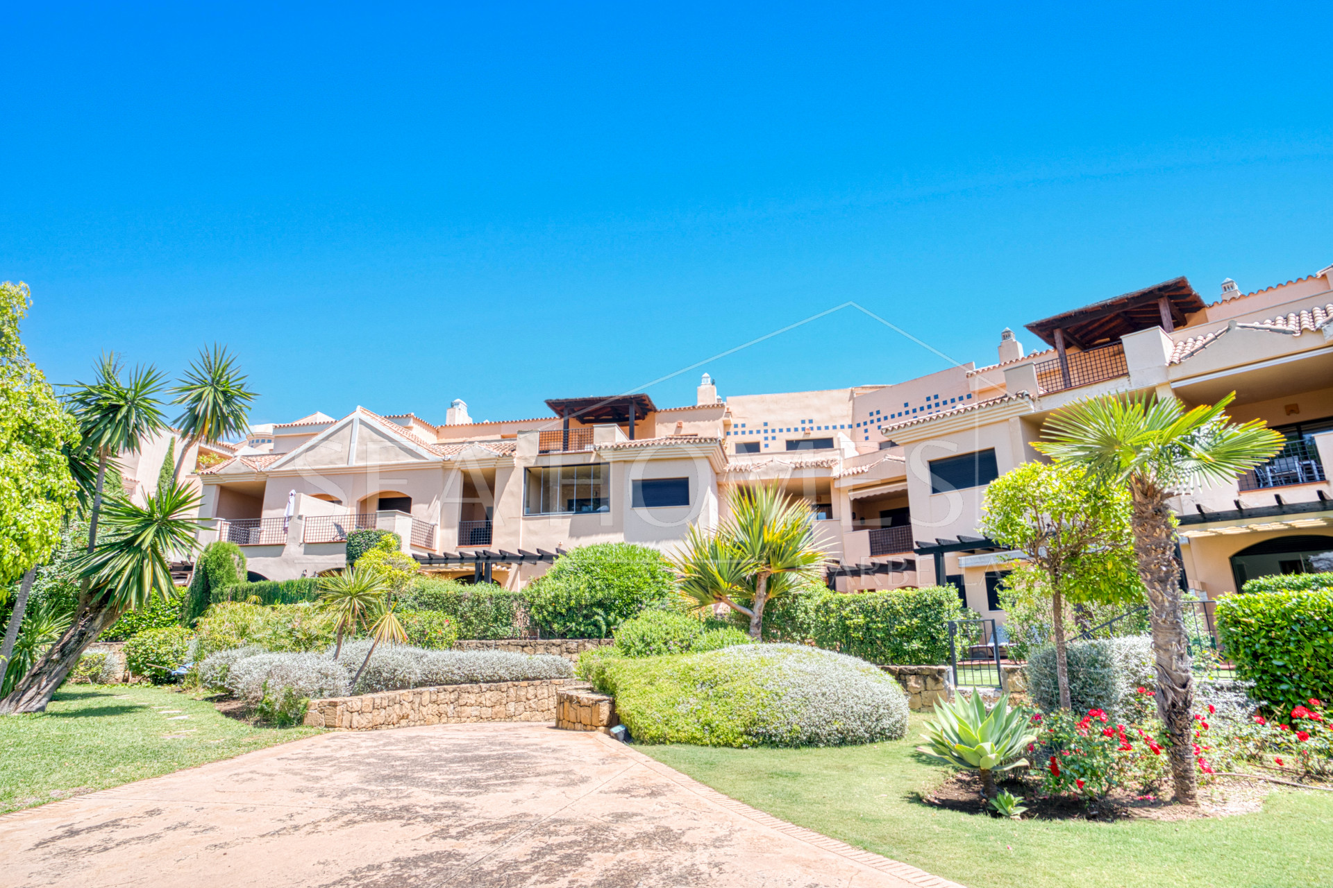 Fantastic west-facing three-bedroom apartment in Las Mimosas Beach Gardens, Nueva Andalucía.