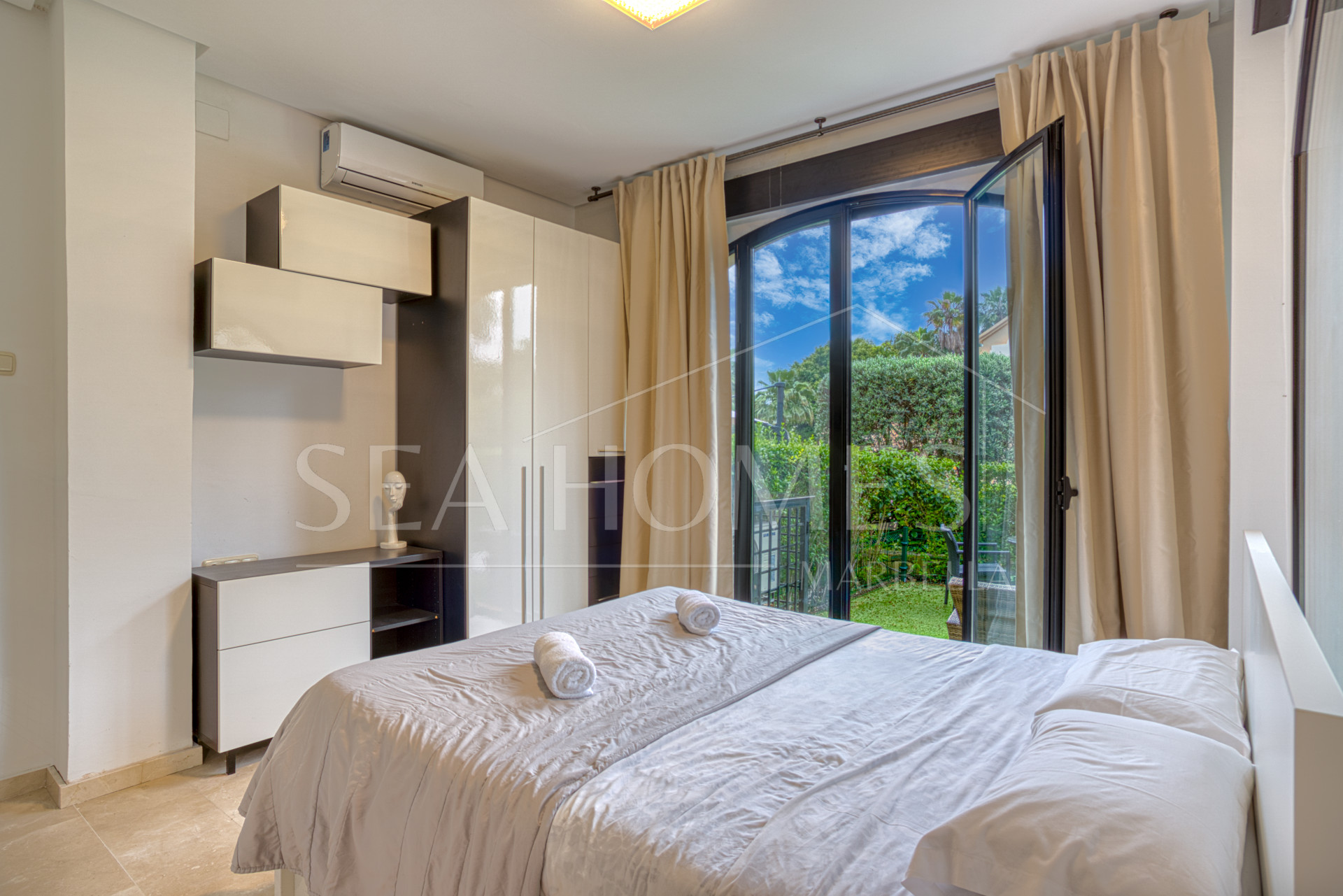 Fantastic west-facing three-bedroom apartment in Las Mimosas Beach Gardens, Nueva Andalucía.