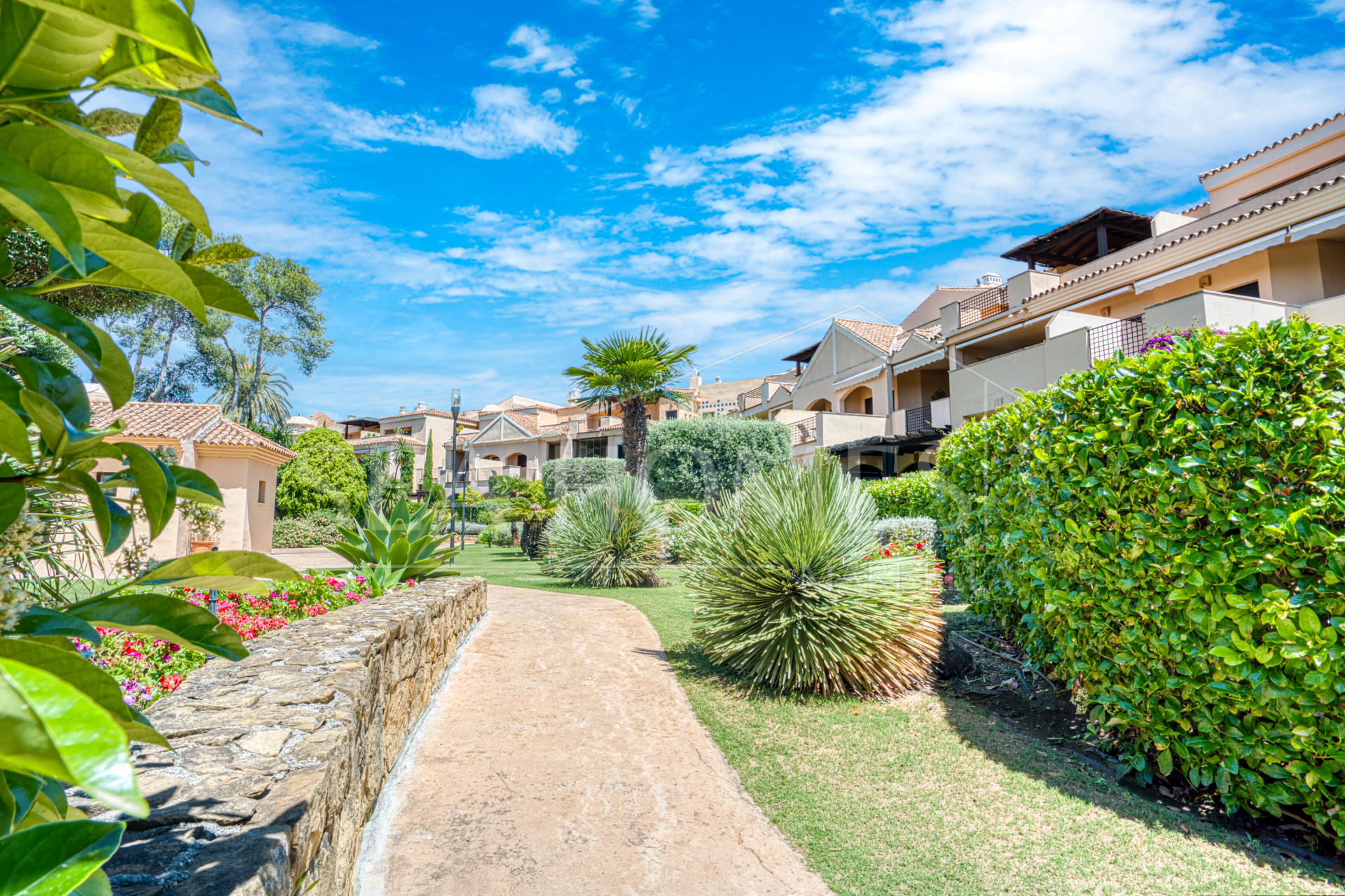 Fantastic west-facing three-bedroom apartment in Las Mimosas Beach Gardens, Nueva Andalucía.