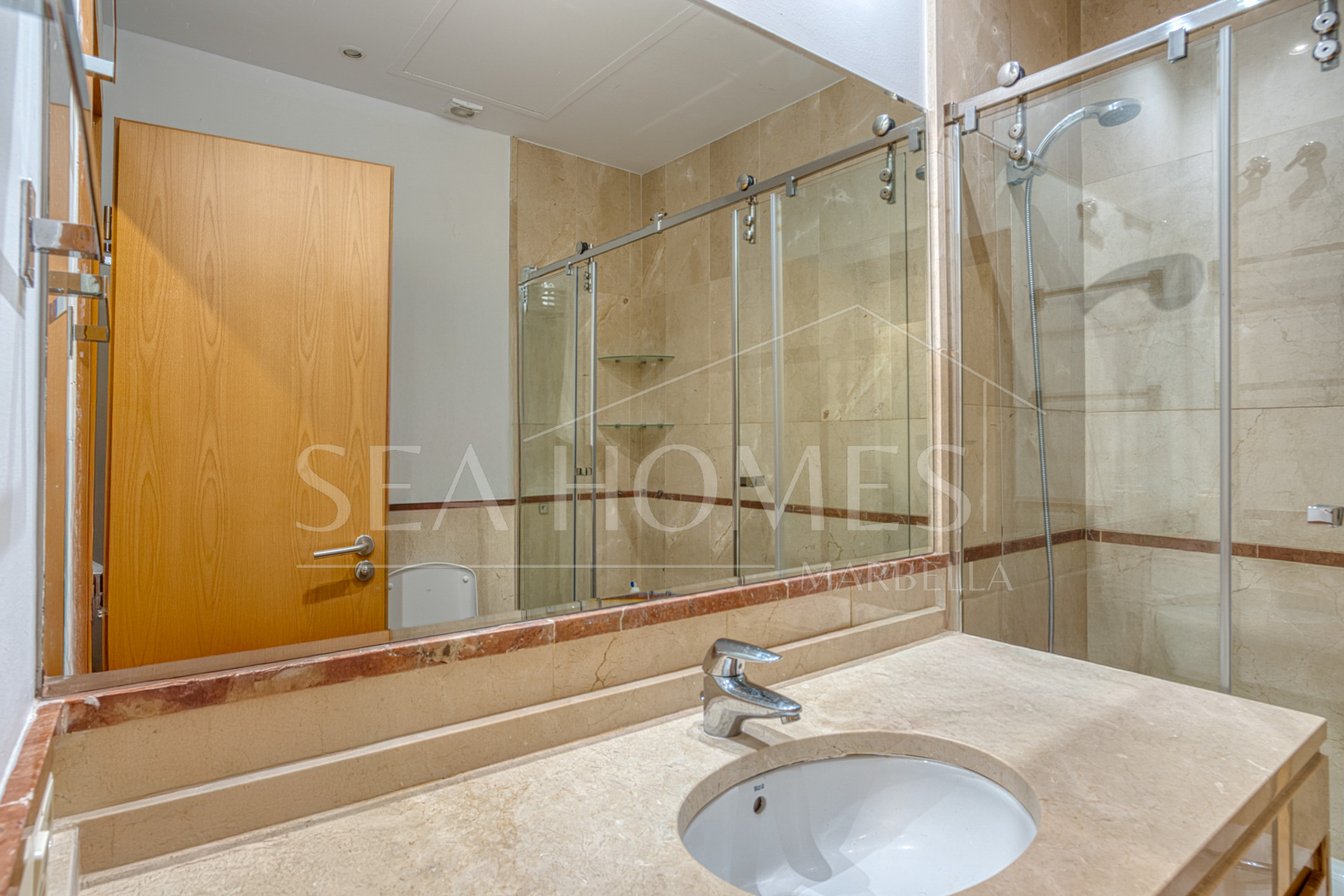 Fantastic west-facing three-bedroom apartment in Las Mimosas Beach Gardens, Nueva Andalucía.