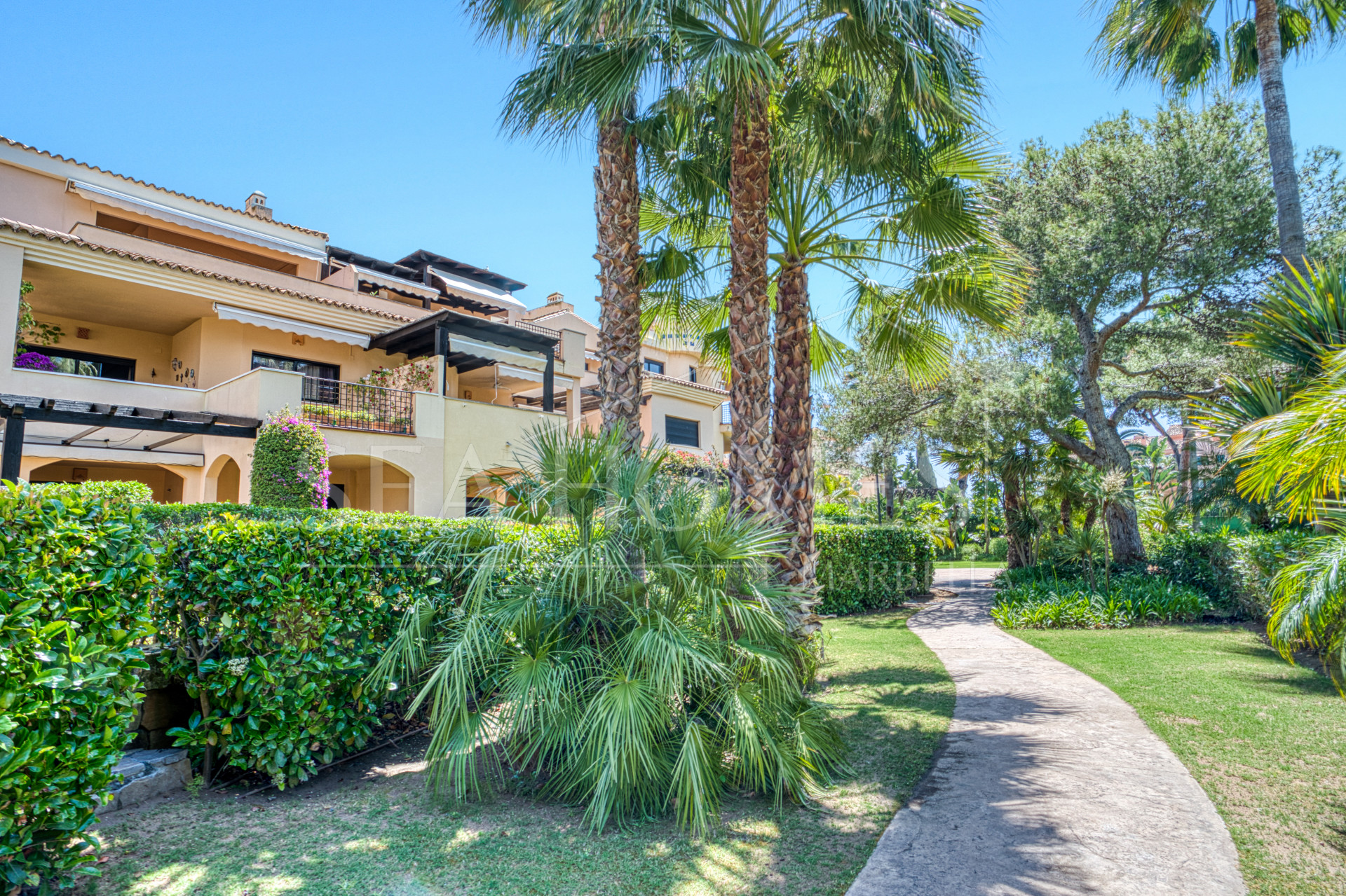 Fantastic west-facing three-bedroom apartment in Las Mimosas Beach Gardens, Nueva Andalucía.