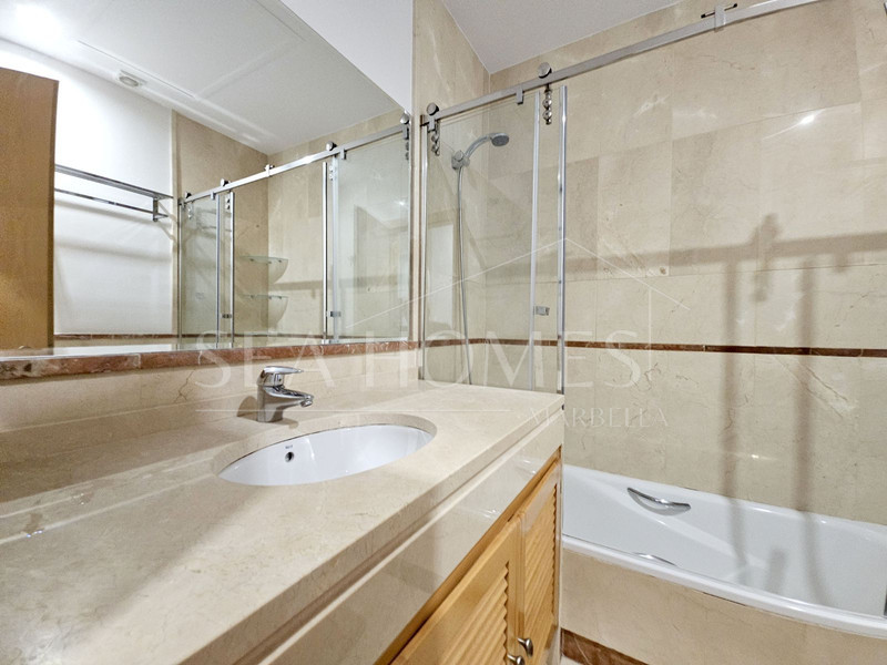 Fantastic Three-Bedroom Apartment in Las Mimosas Beach Gardens, Nueva Andalucía
