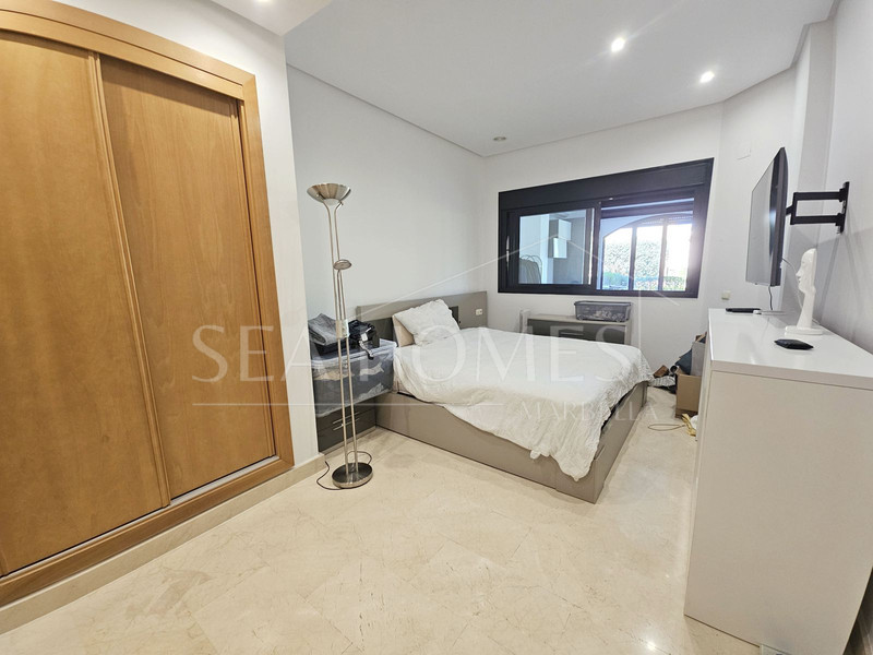 Fantastic Three-Bedroom Apartment in Las Mimosas Beach Gardens, Nueva Andalucía