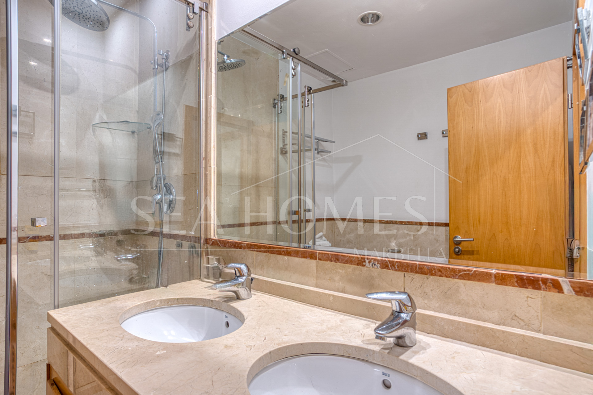 Fantastic west-facing three-bedroom apartment in Las Mimosas Beach Gardens, Nueva Andalucía.