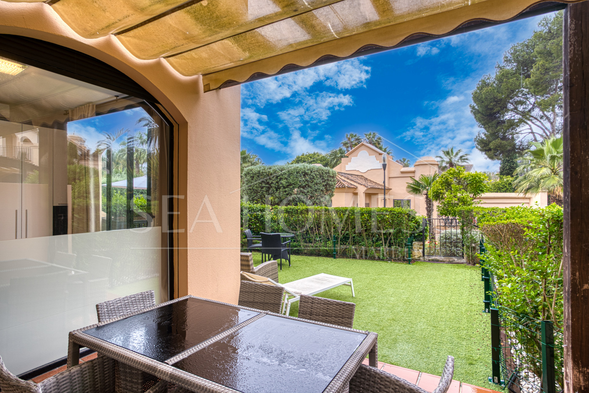 Fantastic west-facing three-bedroom apartment in Las Mimosas Beach Gardens, Nueva Andalucía.