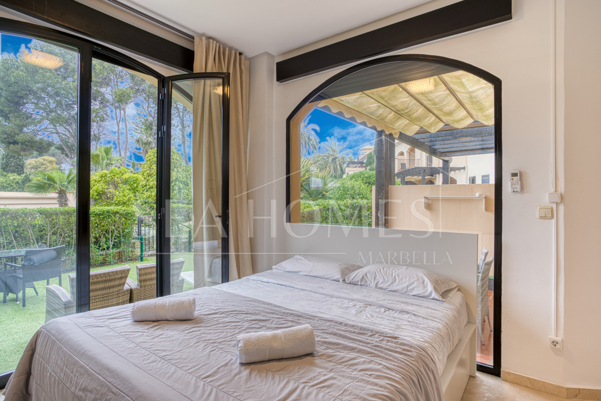 Fantastic west-facing three-bedroom apartment in Las Mimosas Beach Gardens, Nueva Andalucía.