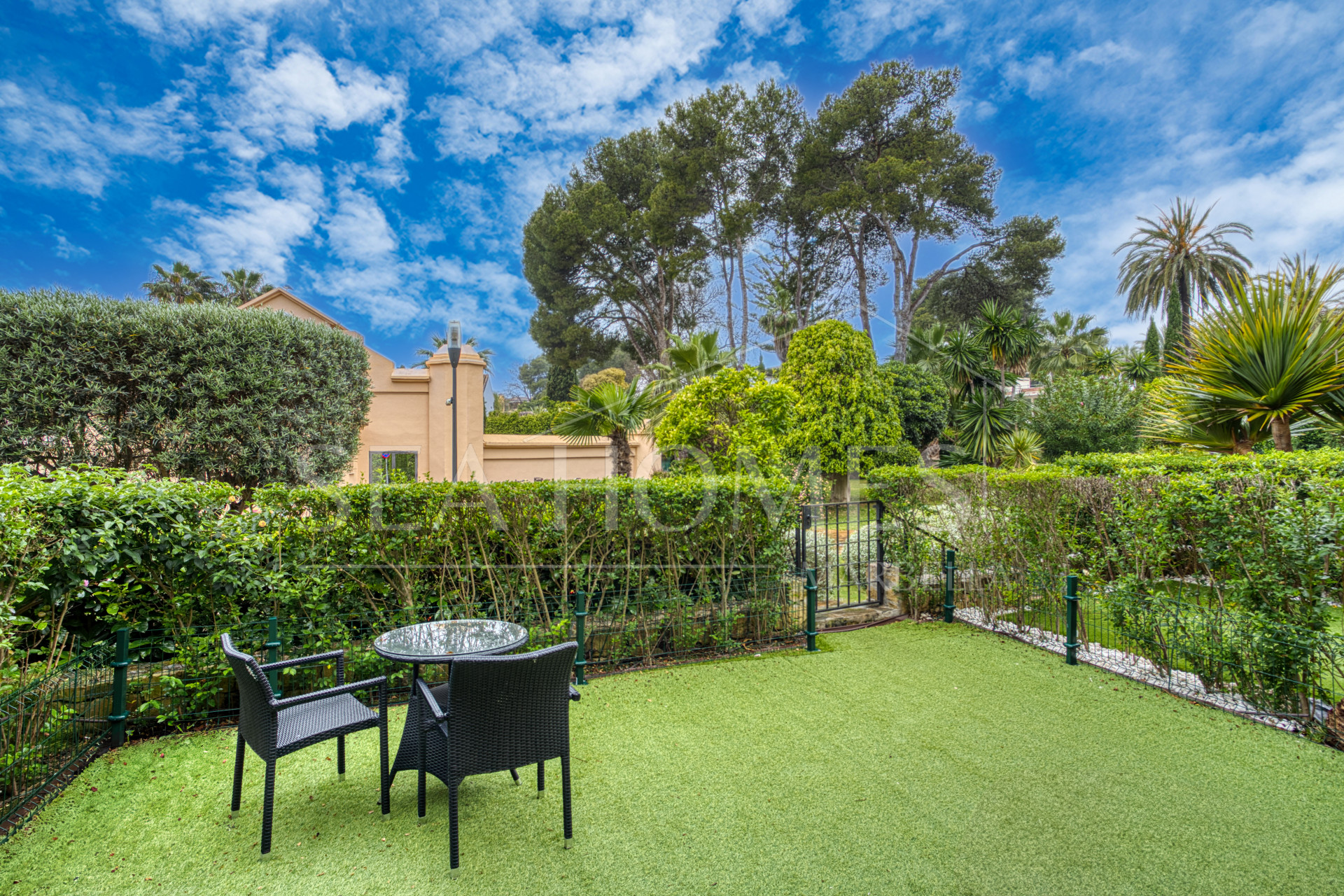 Fantastic west-facing three-bedroom apartment in Las Mimosas Beach Gardens, Nueva Andalucía.