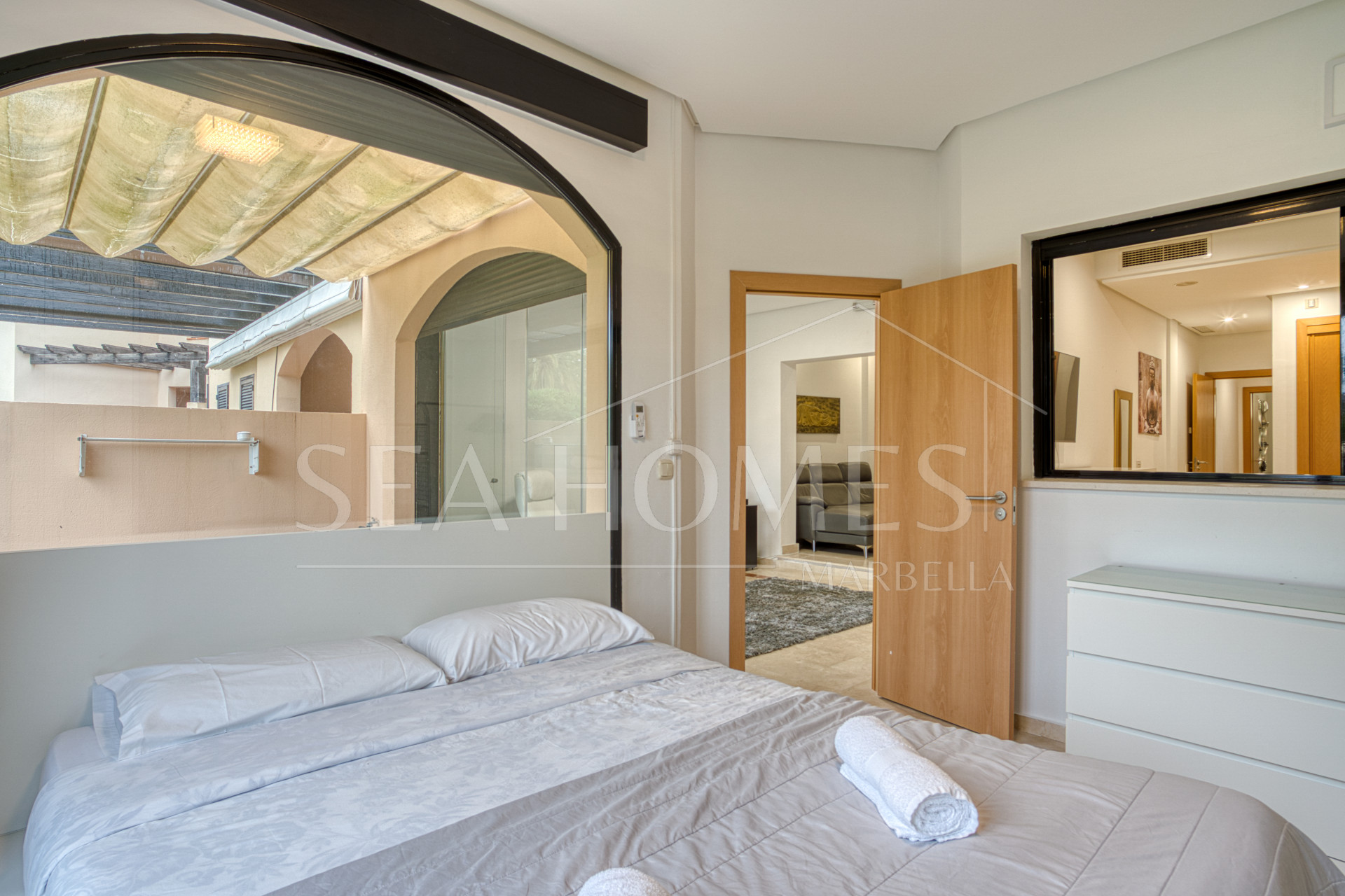 Fantastic west-facing three-bedroom apartment in Las Mimosas Beach Gardens, Nueva Andalucía.