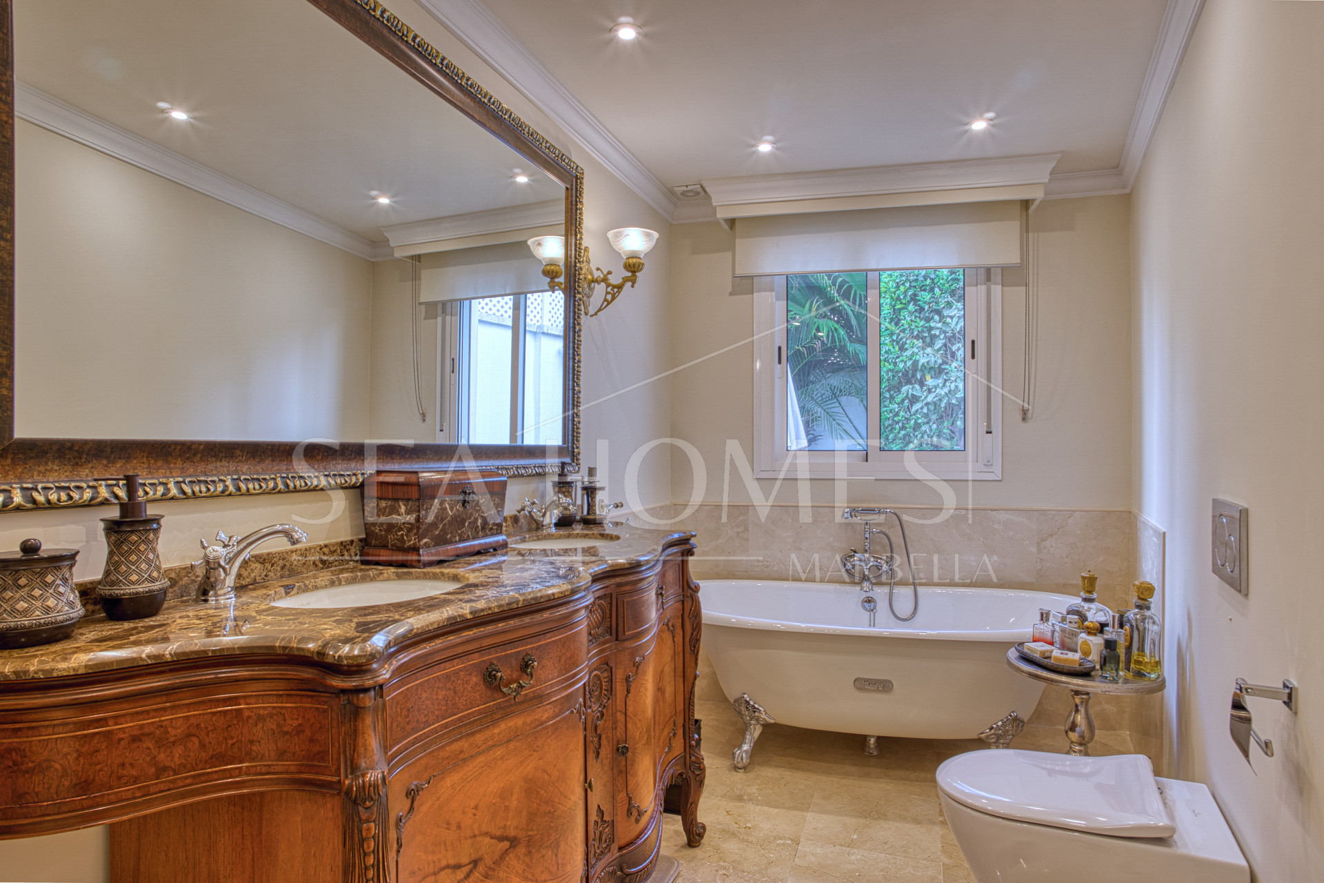 Exceptional four bedroom townhouse located in the heart of Marbella Center
