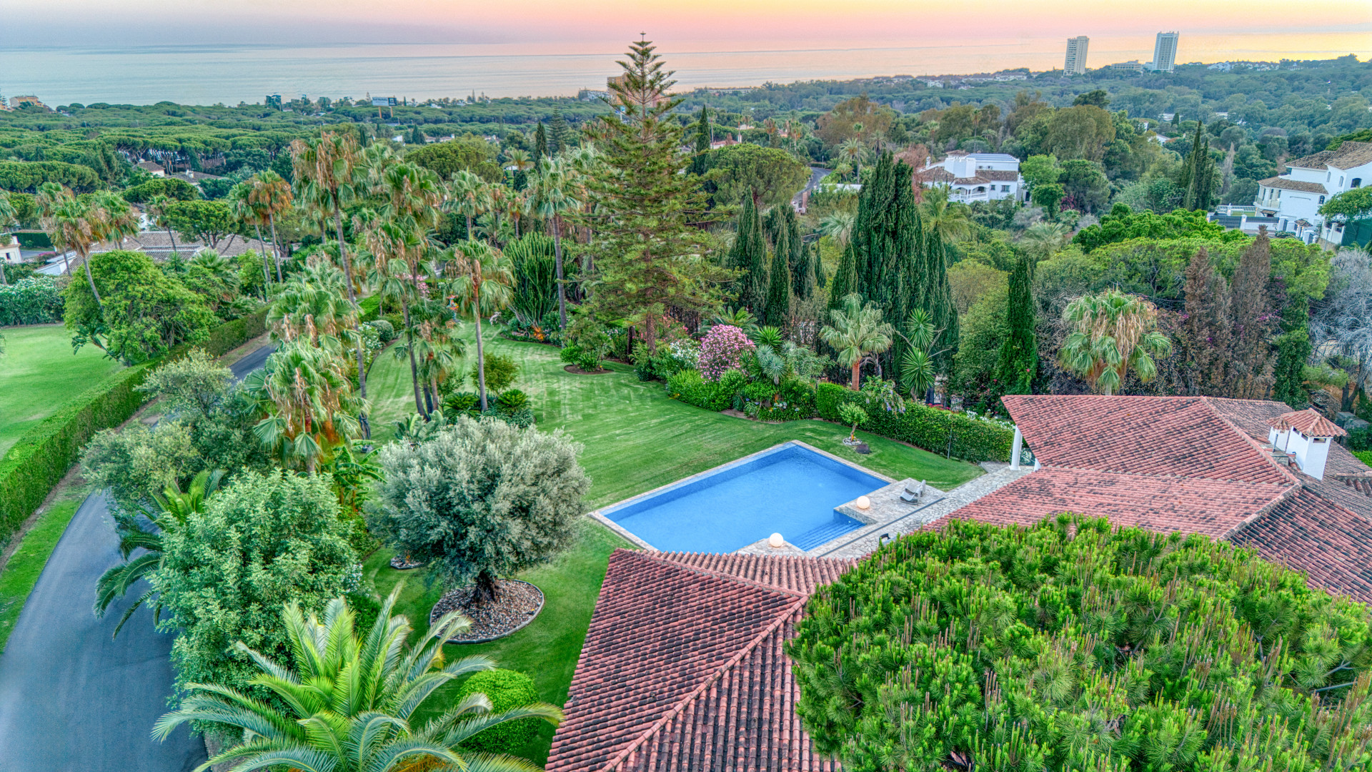Schöne, Südlage 4-Schlafzimmer Villa in der gesuchten Gegend von Hacienda Las Chapas, Marbella