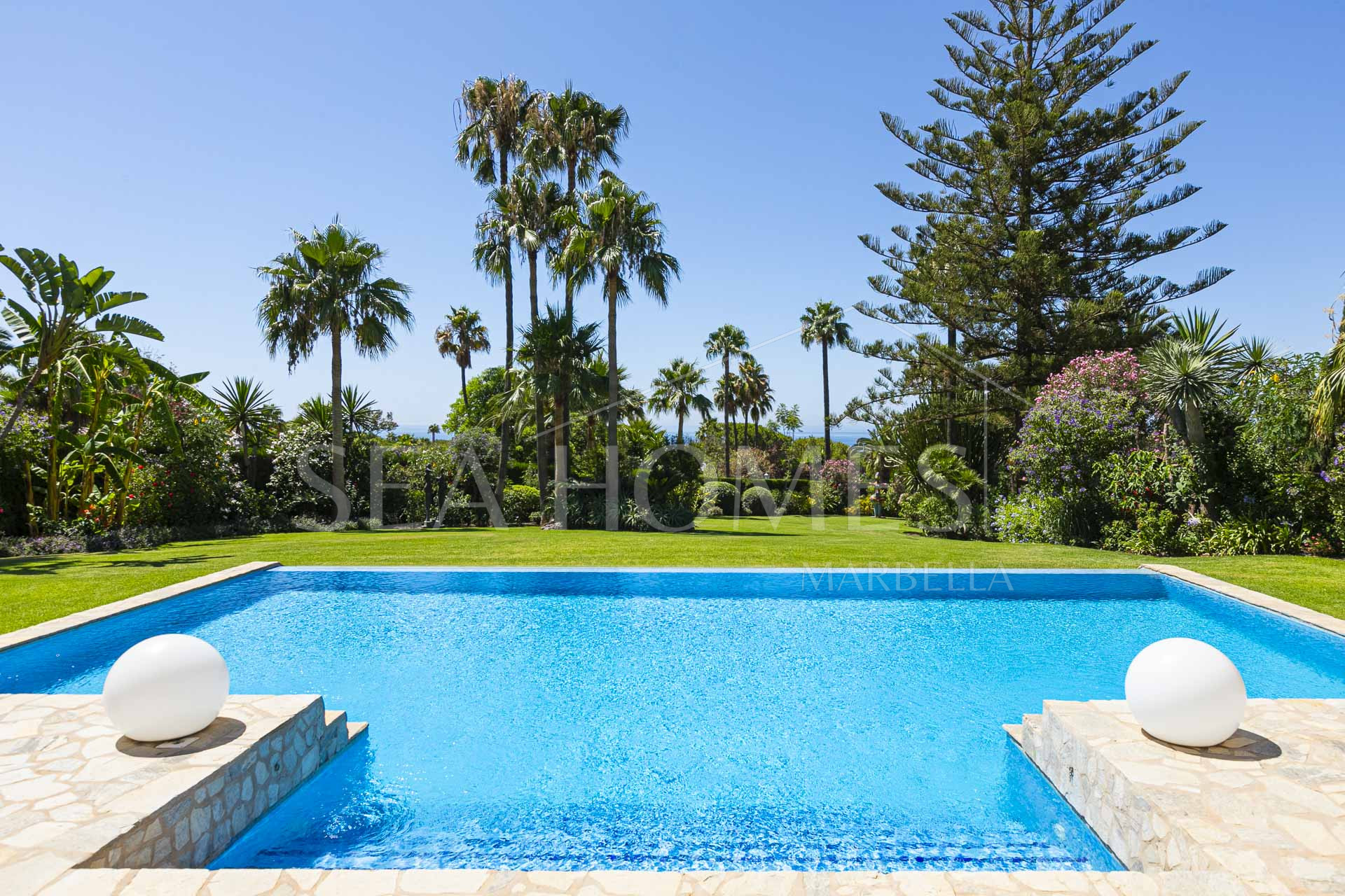 Beautiful, south facing four bedroom Villa located in the sought after area of Hacienda Las Chapas, Marbella