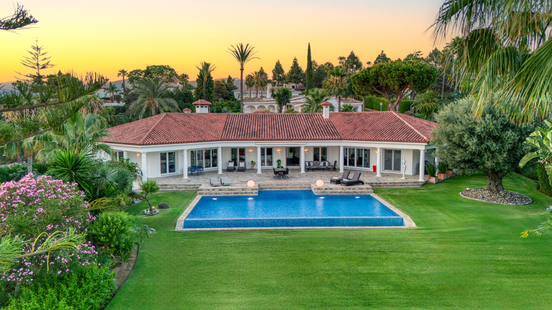 Schöne, Südlage 4-Schlafzimmer Villa in der gesuchten Gegend von Hacienda Las Chapas, Marbella