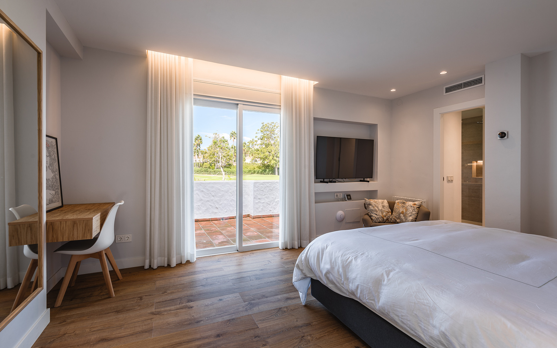 Charming frontline golf townhouse in  "Los Naranjos Country club"