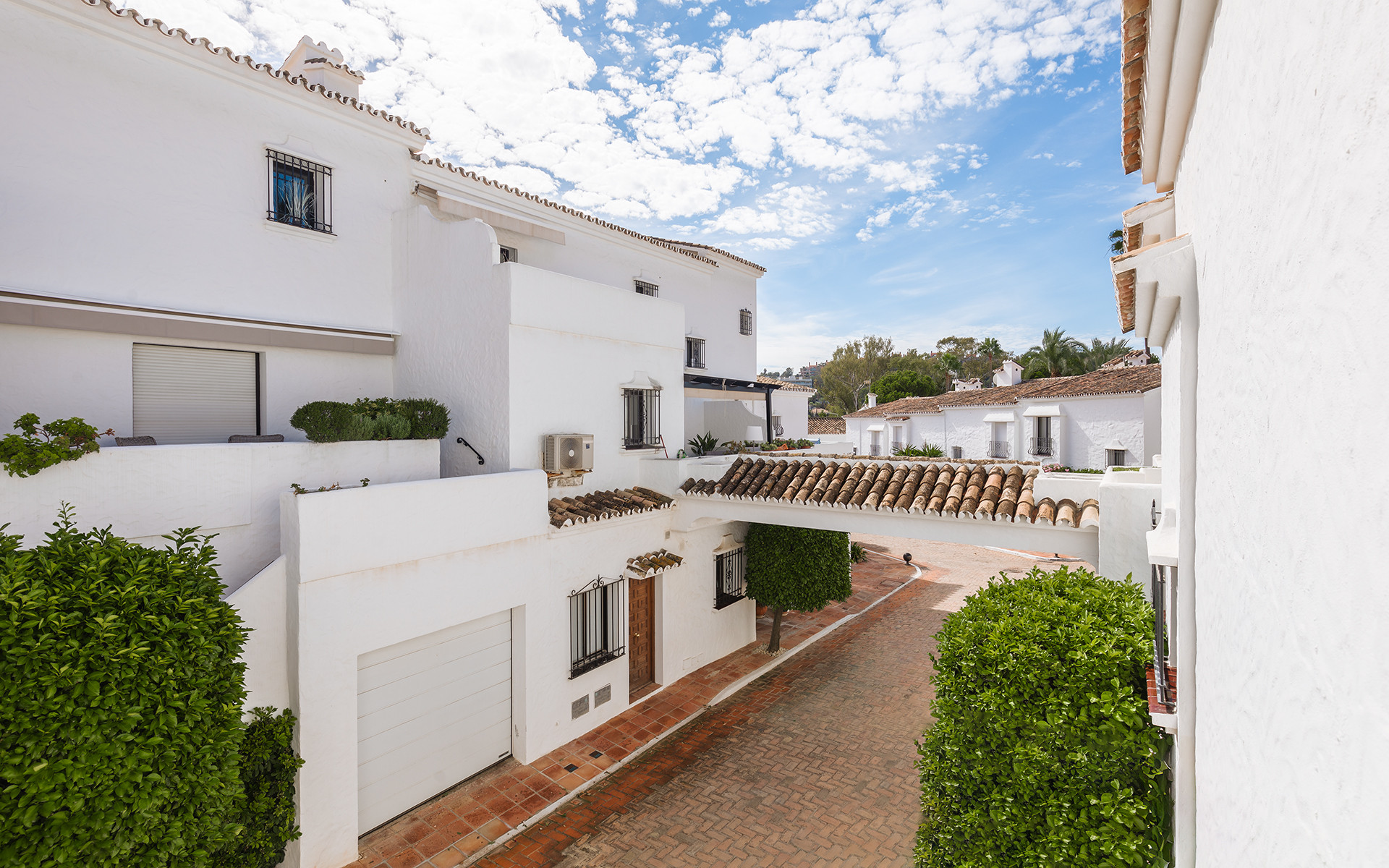Charming frontline golf townhouse in  "Los Naranjos Country club"