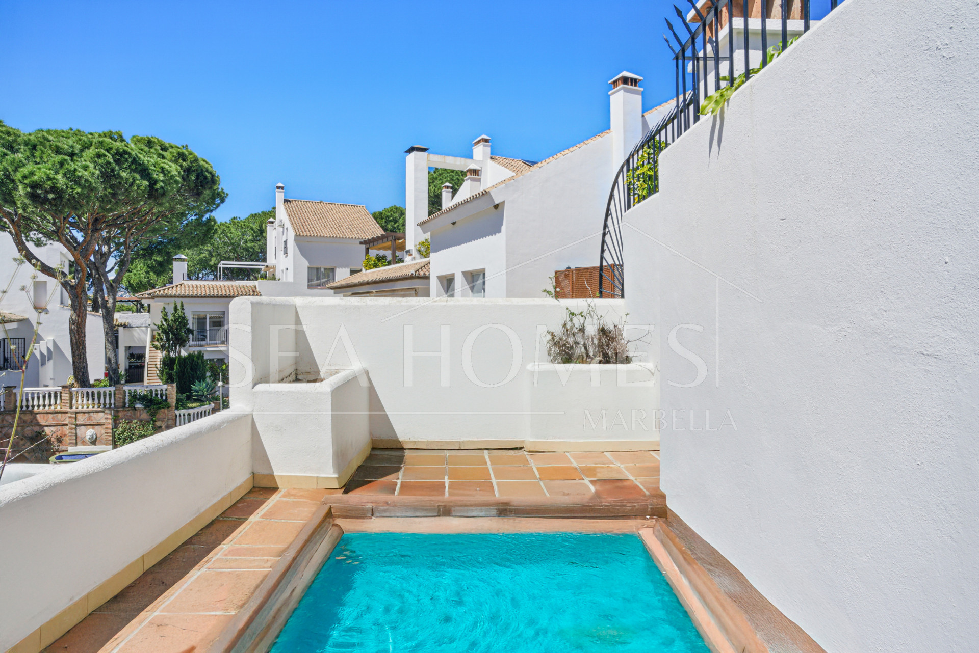Spacious four-bedroom, duplex penthouse in the Los Pinos de Aloha complex, Nueva Andalucía, Marbella