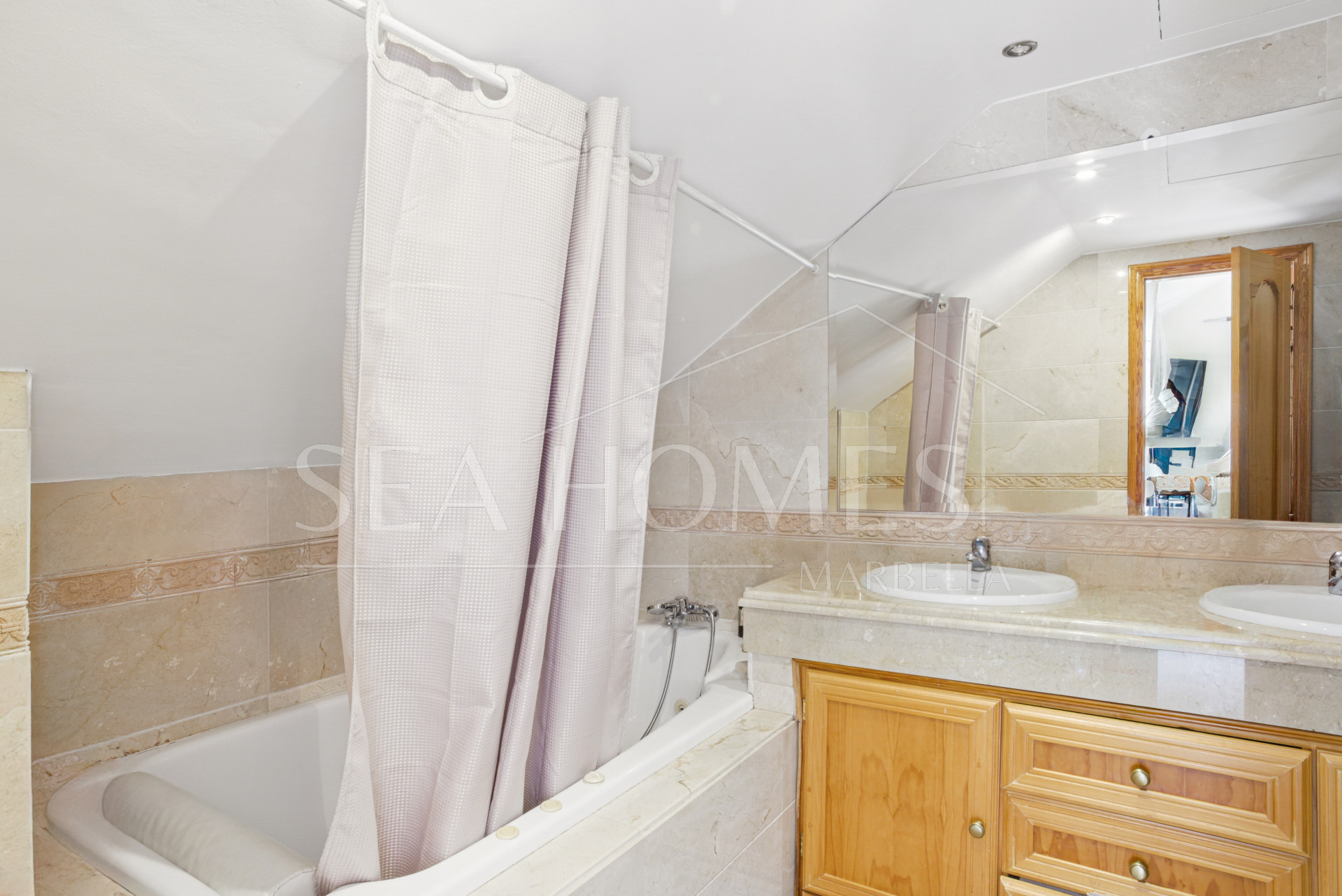 Spacious four-bedroom, duplex penthouse in the Los Pinos de Aloha complex, Nueva Andalucía, Marbella