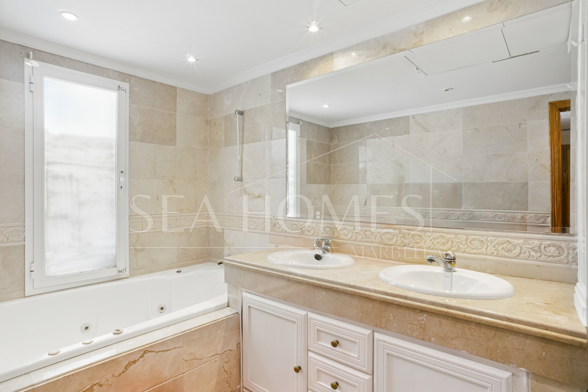 Spacious four-bedroom, duplex penthouse in the Los Pinos de Aloha complex, Nueva Andalucía, Marbella