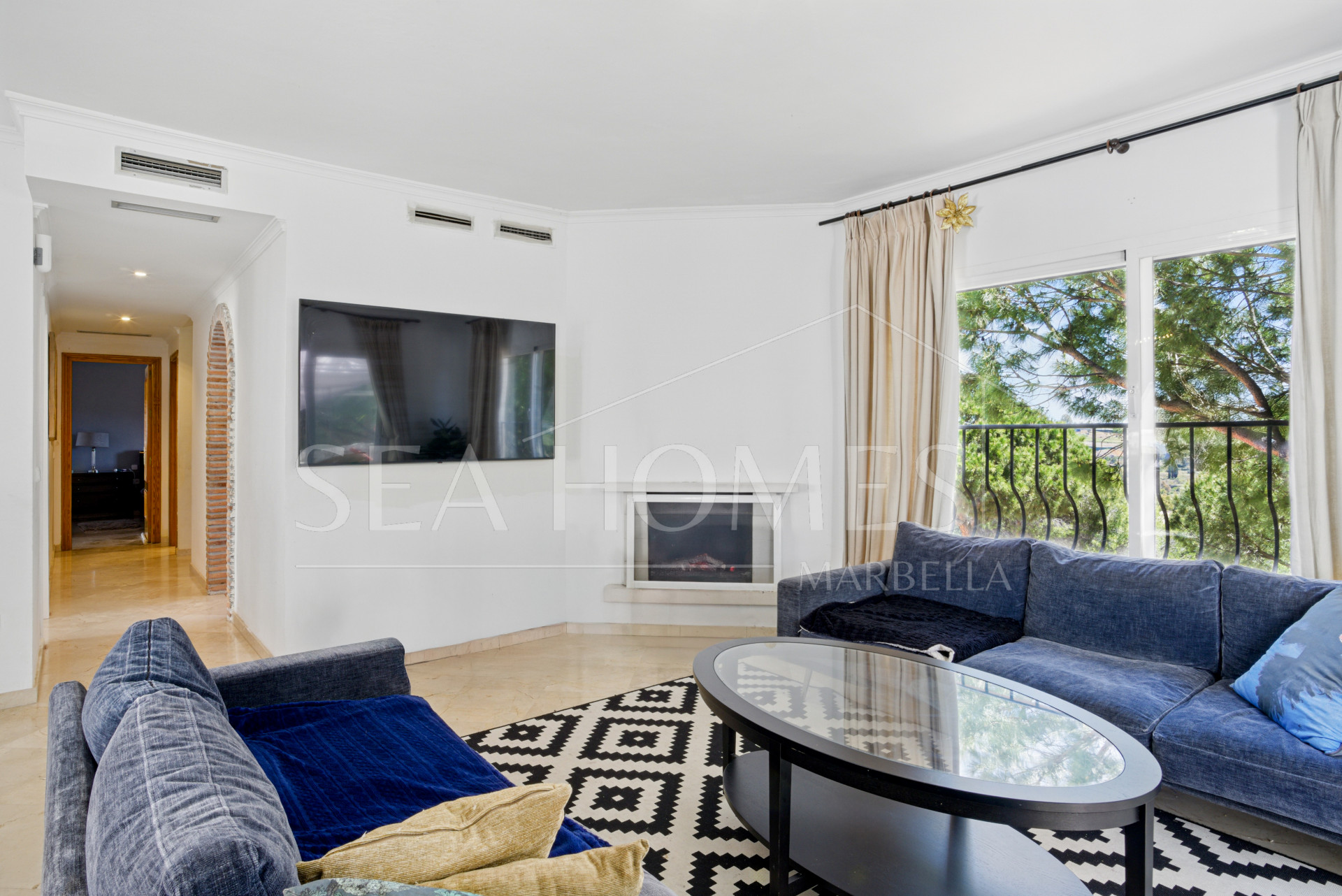 Spacious four-bedroom, duplex penthouse in the Los Pinos de Aloha complex, Nueva Andalucía, Marbella