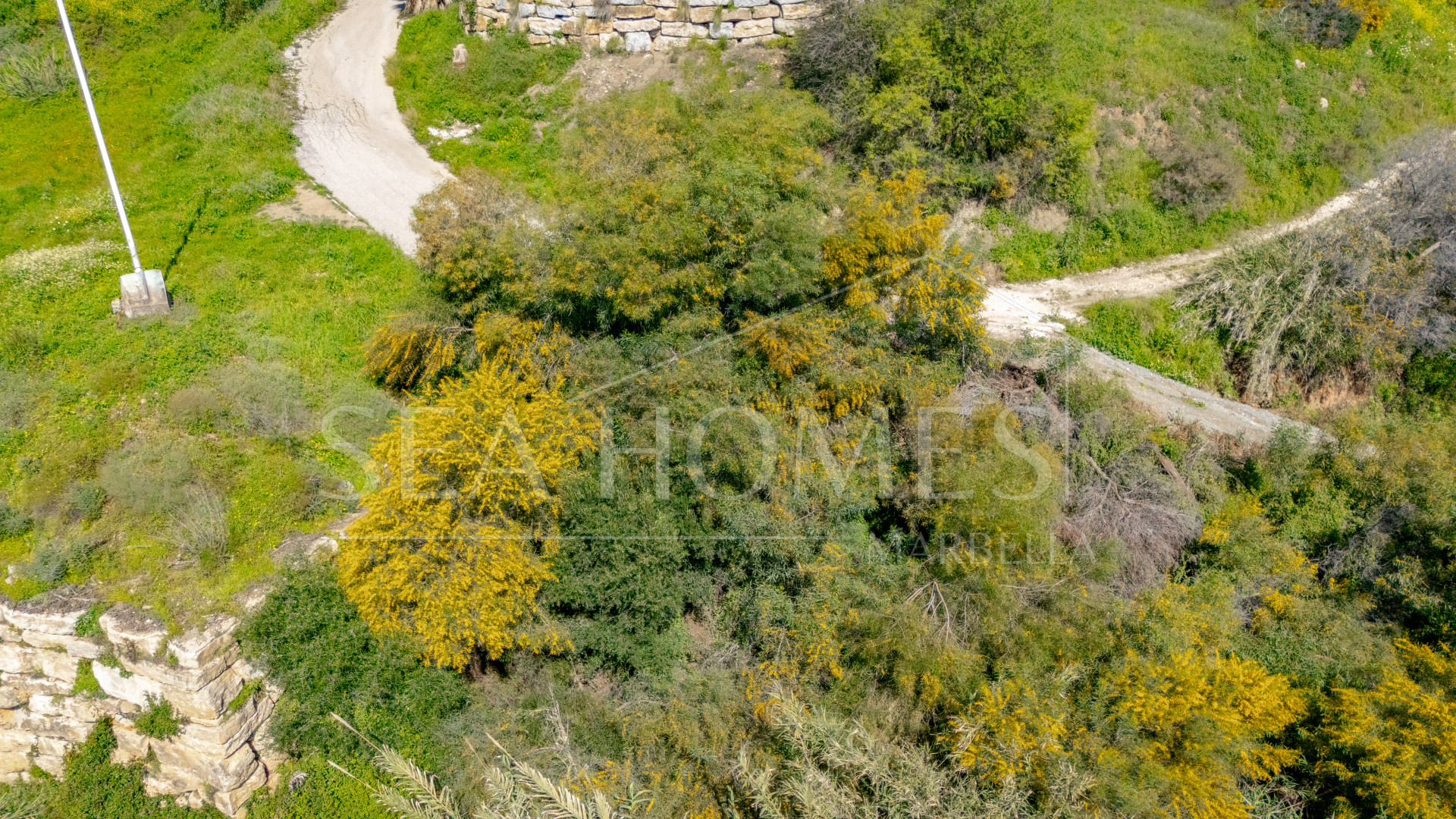 Fantastic south-facing plot for sale in Puerto del Almendro, Benahavís with sea views.