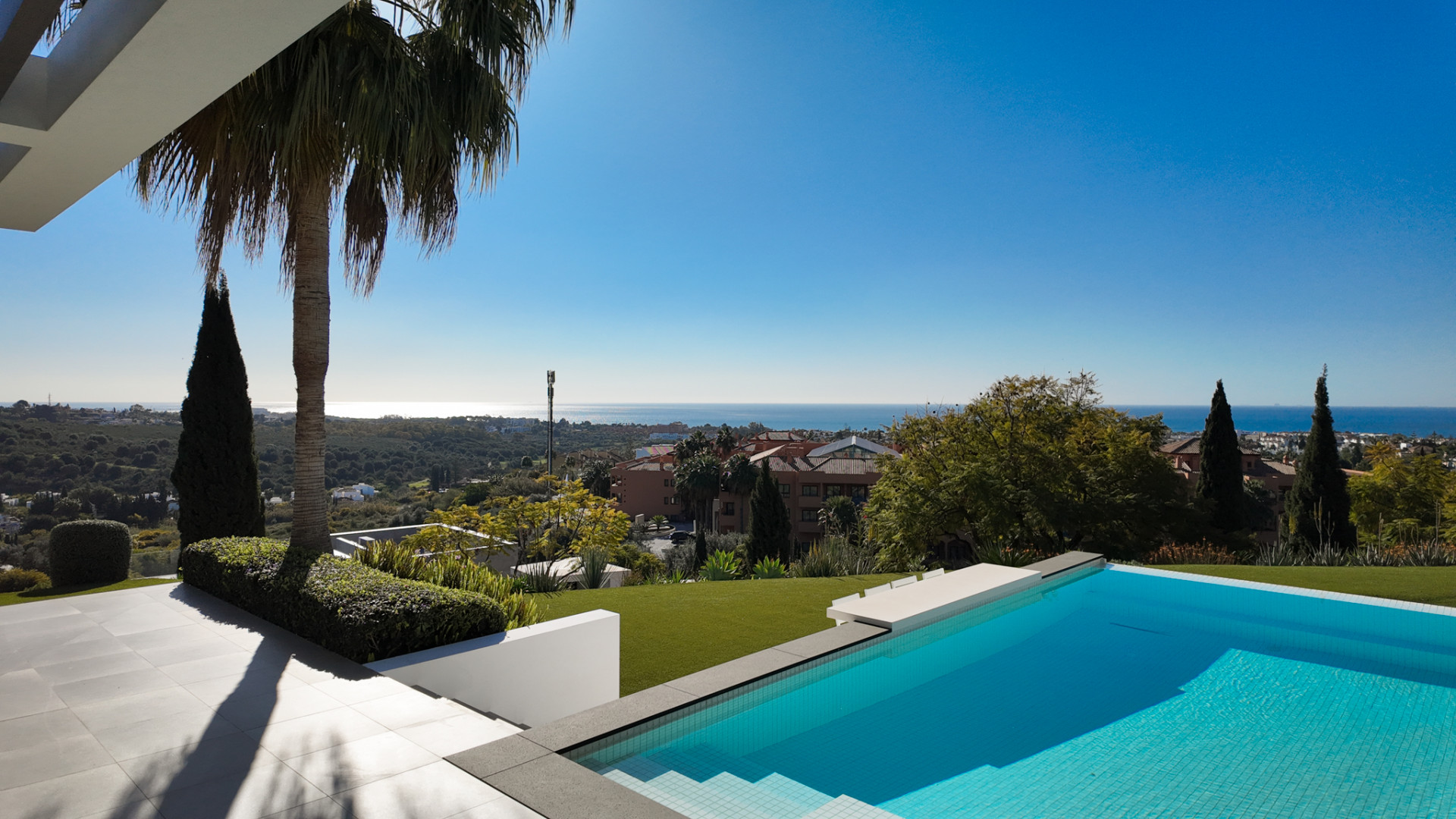 Fantastic south facing, four bedroom contemporary villa in the heart of the exclusive golf resort Los Flamingos