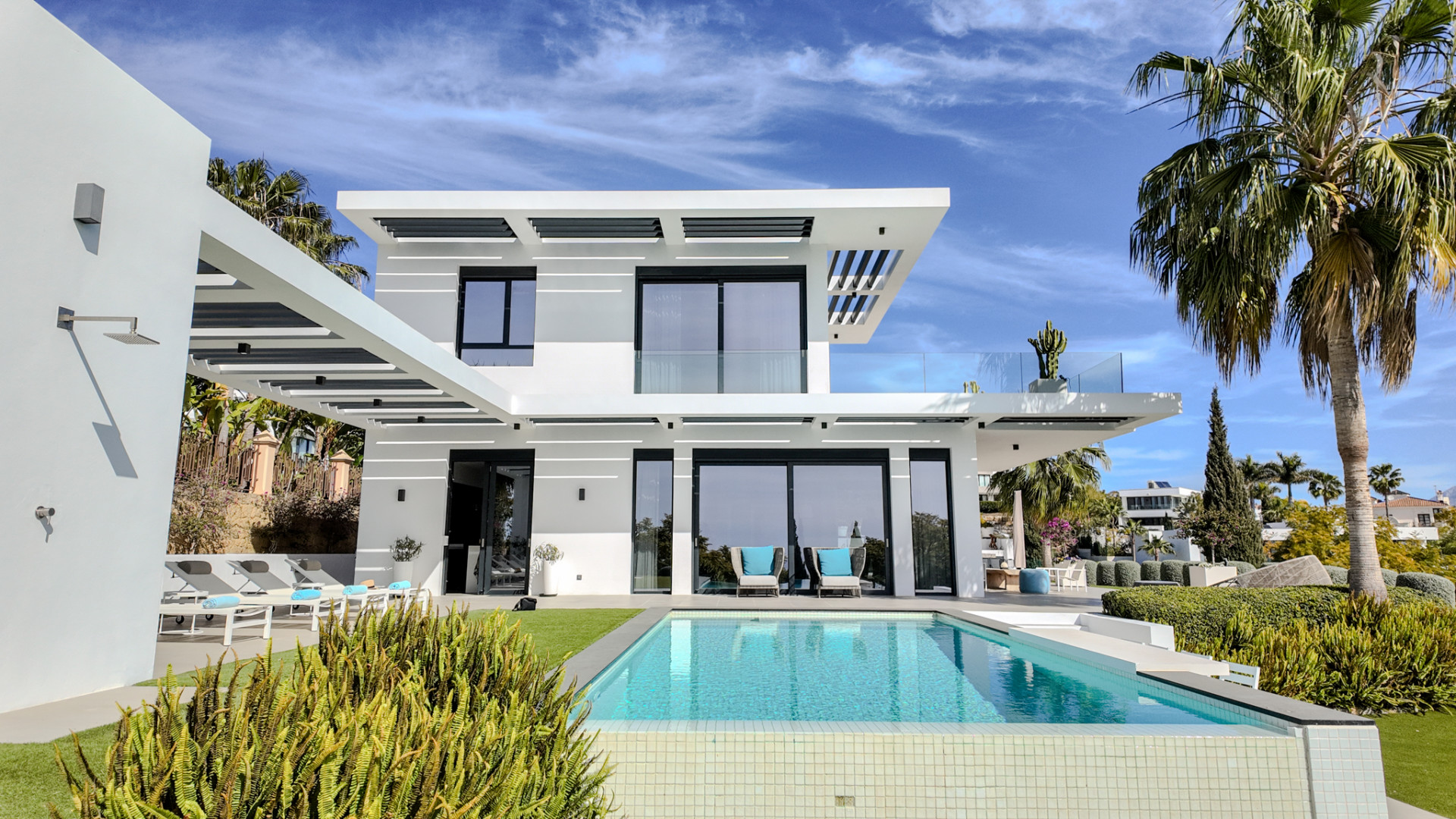 Fantastic south facing, four bedroom contemporary villa in the heart of the exclusive golf resort Los Flamingos