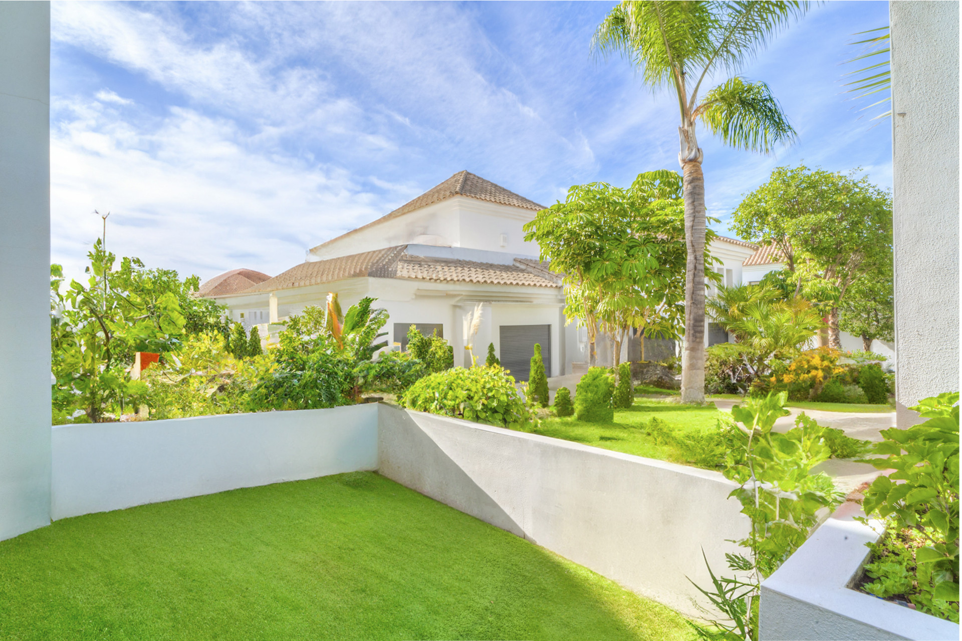 Großartiger Fünf-Schlafzimmer, nach Süden ausgerichtete Villa in der renommierten Dorf Las Lomas de Magna Marbella mit Meerblick