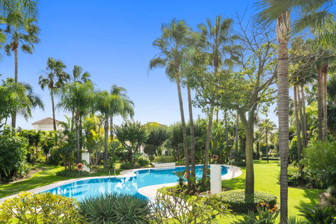 Großartiger Fünf-Schlafzimmer, nach Süden ausgerichtete Villa in der renommierten Dorf Las Lomas de Magna Marbella mit Meerblick