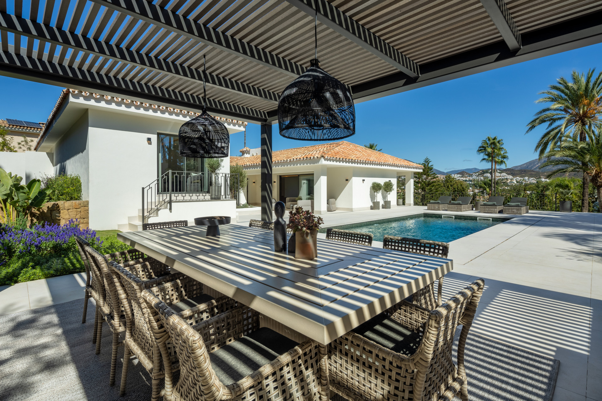 Captivating five bedroom, southeast villa located in the prestigious Nueva Andalucia Las Brisas