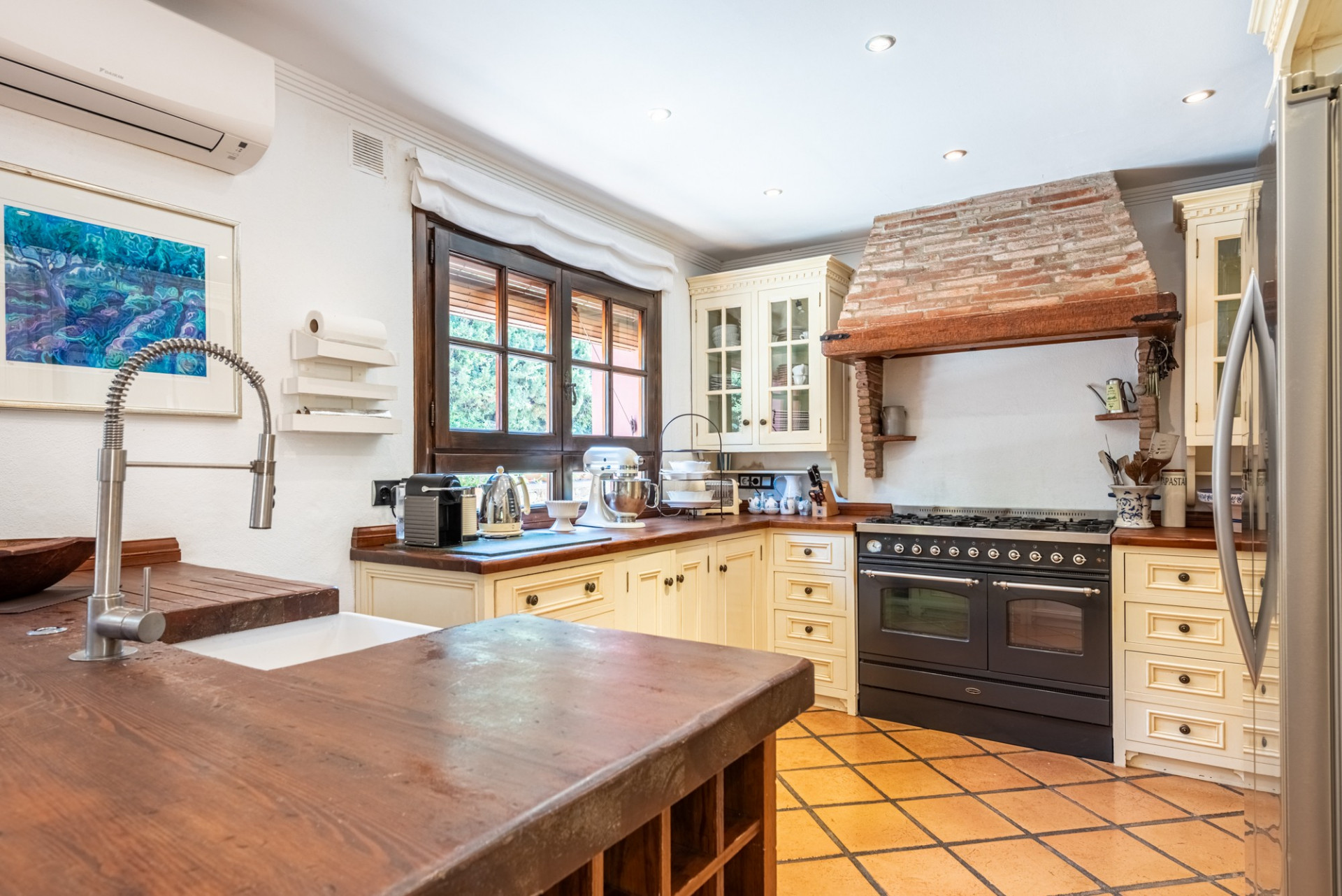 Andalusian four bedroom, southwest villa in an elevated position guaranteeing good views, privacy and tranquillity within an area called El Paraiso Medio