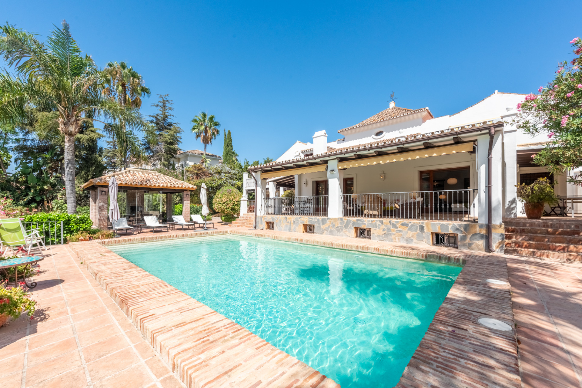 Andalusian four bedroom, southwest villa in an elevated position guaranteeing good views, privacy and tranquillity within an area called El Paraiso Medio
